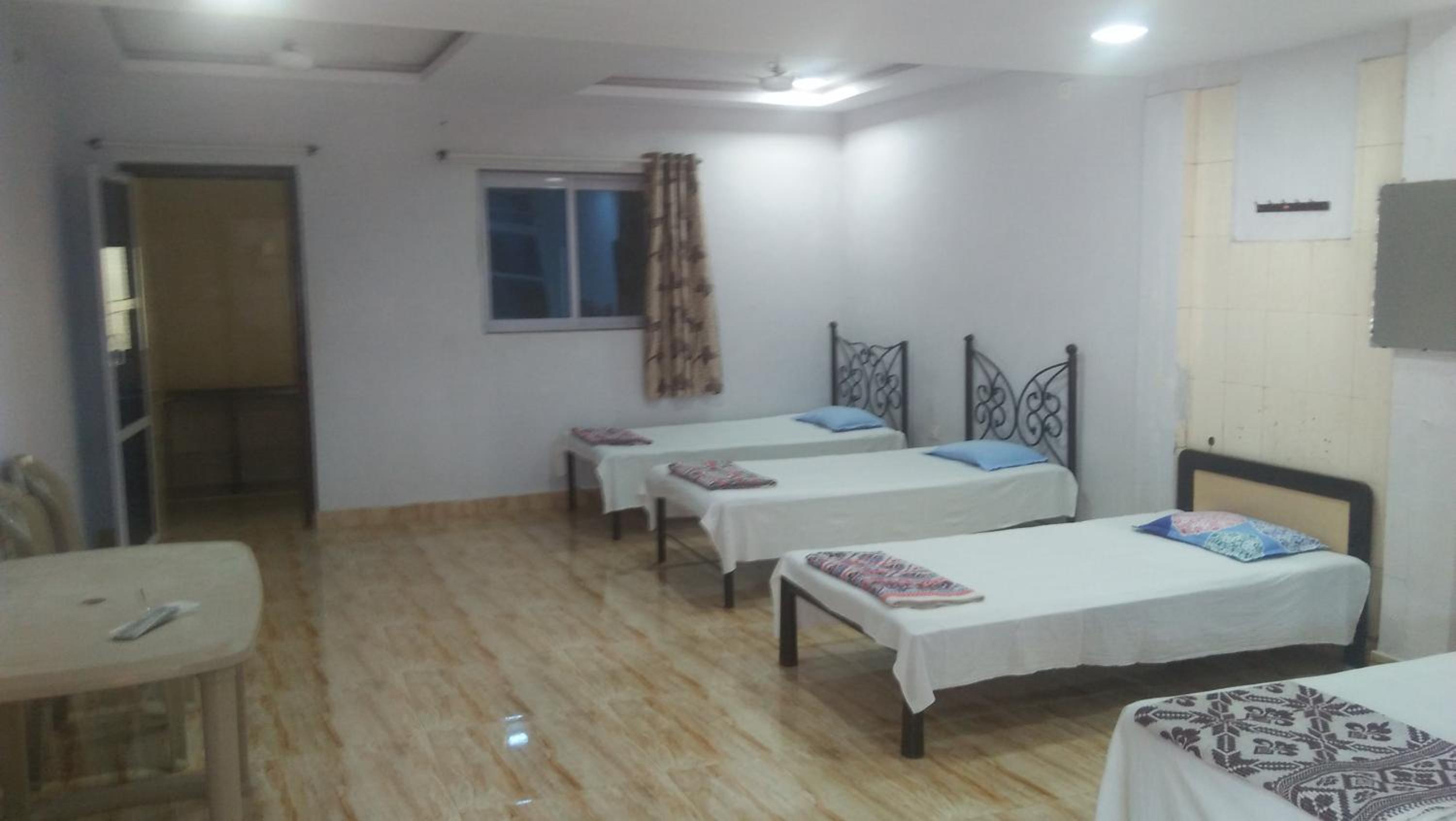 8-Bed Mixed Dormitory Room photo 3