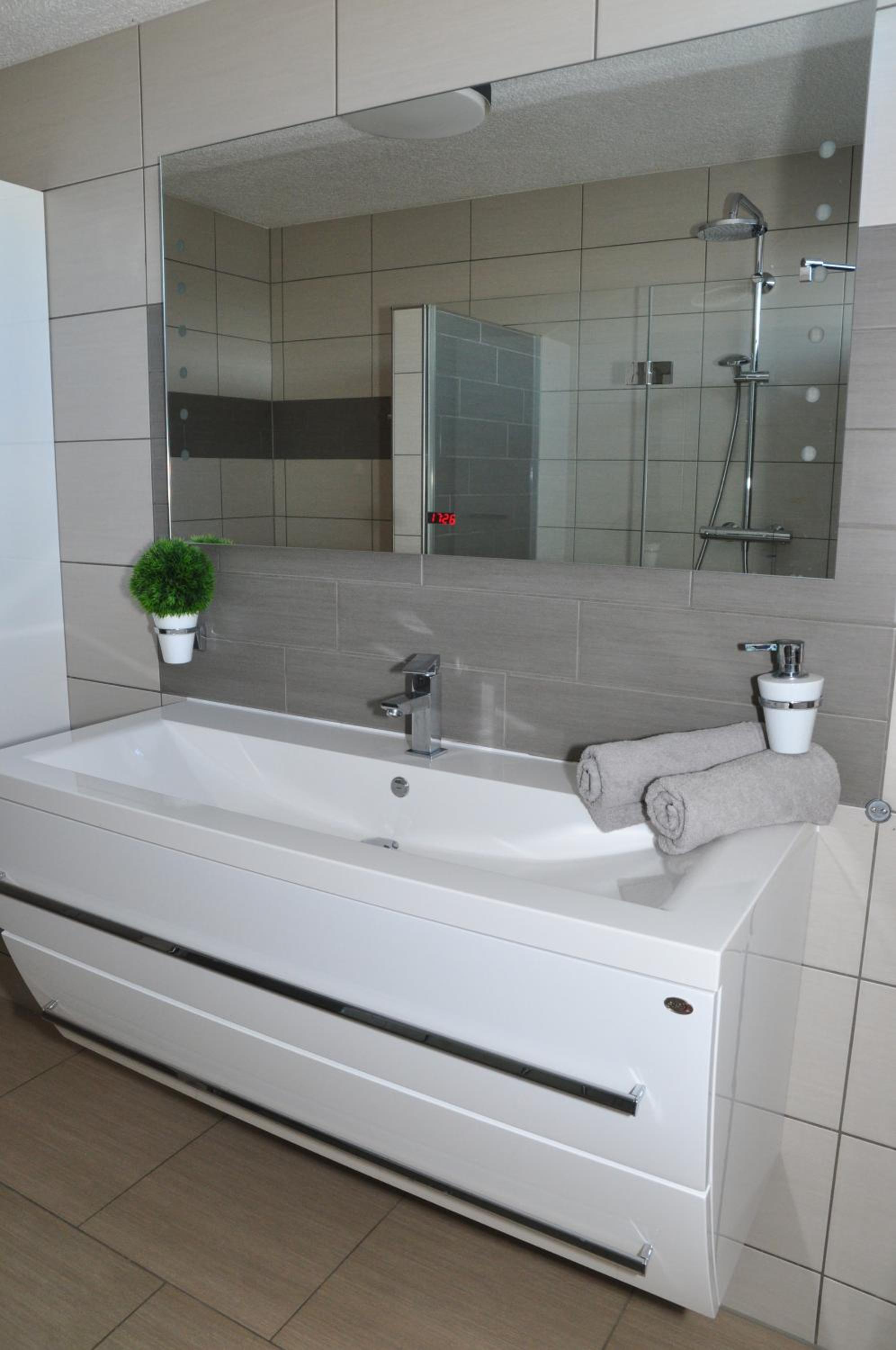 Standard Twin Room with Shared Bathroom photo 3