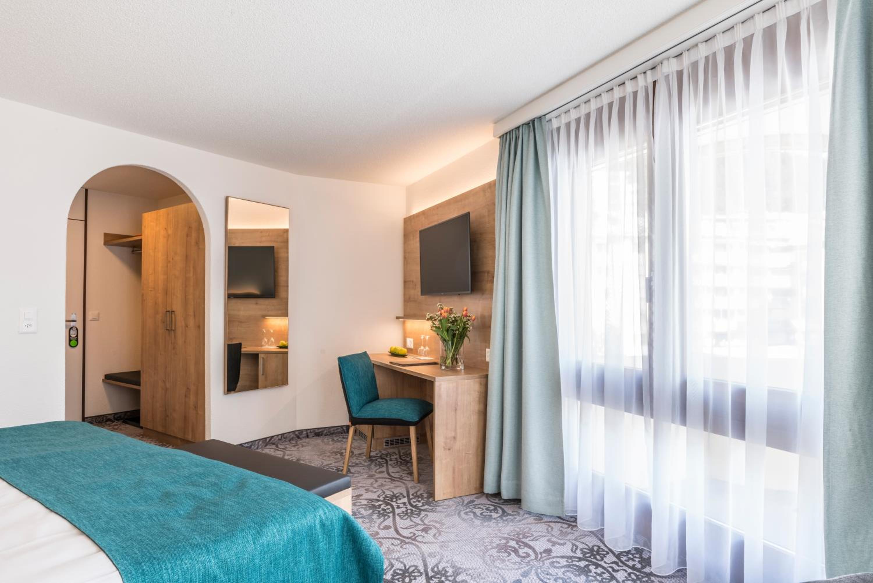 Superior Room West with Balcony - Photo 1