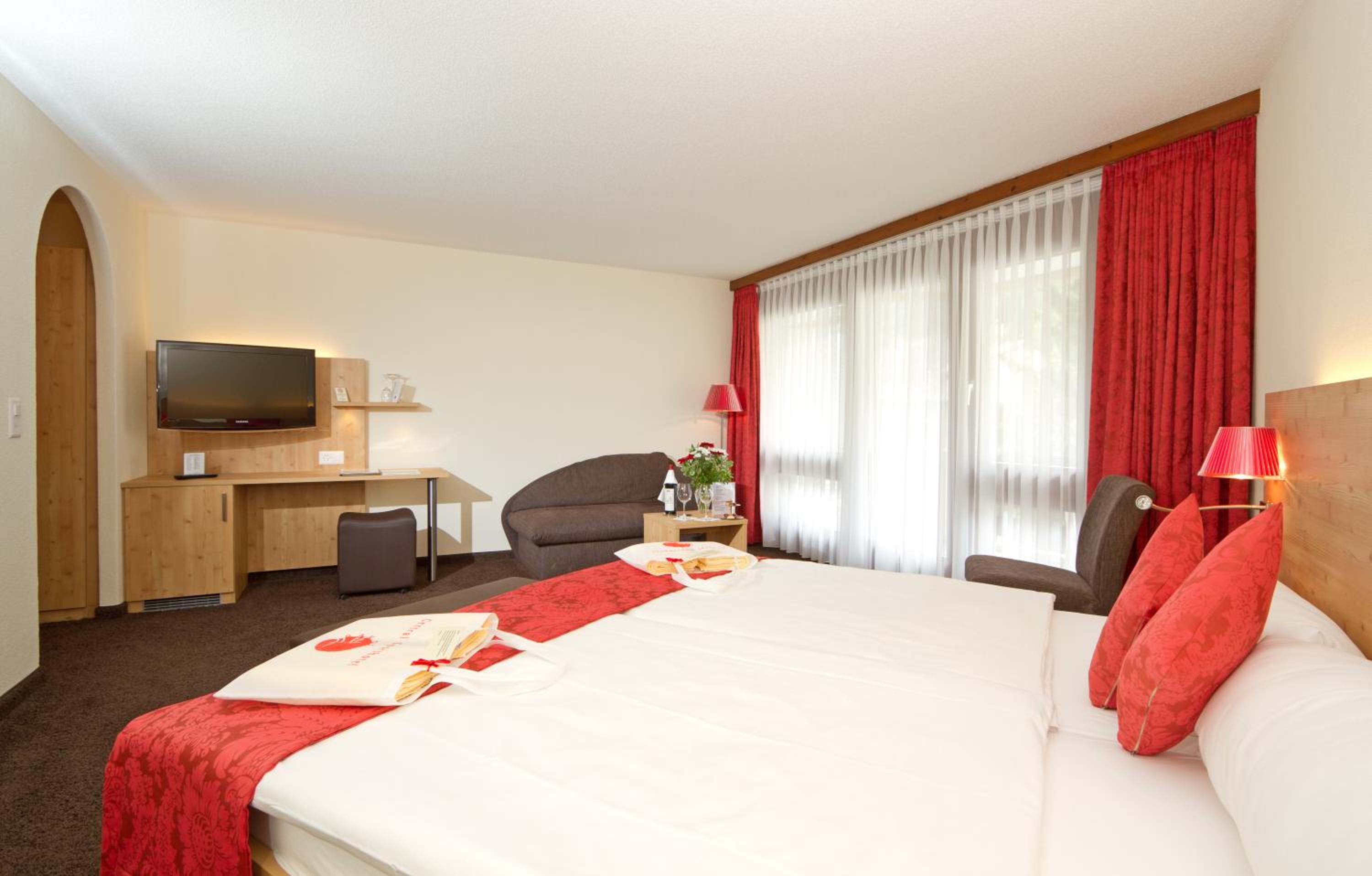 Superior Room West with Balcony - Photo 7