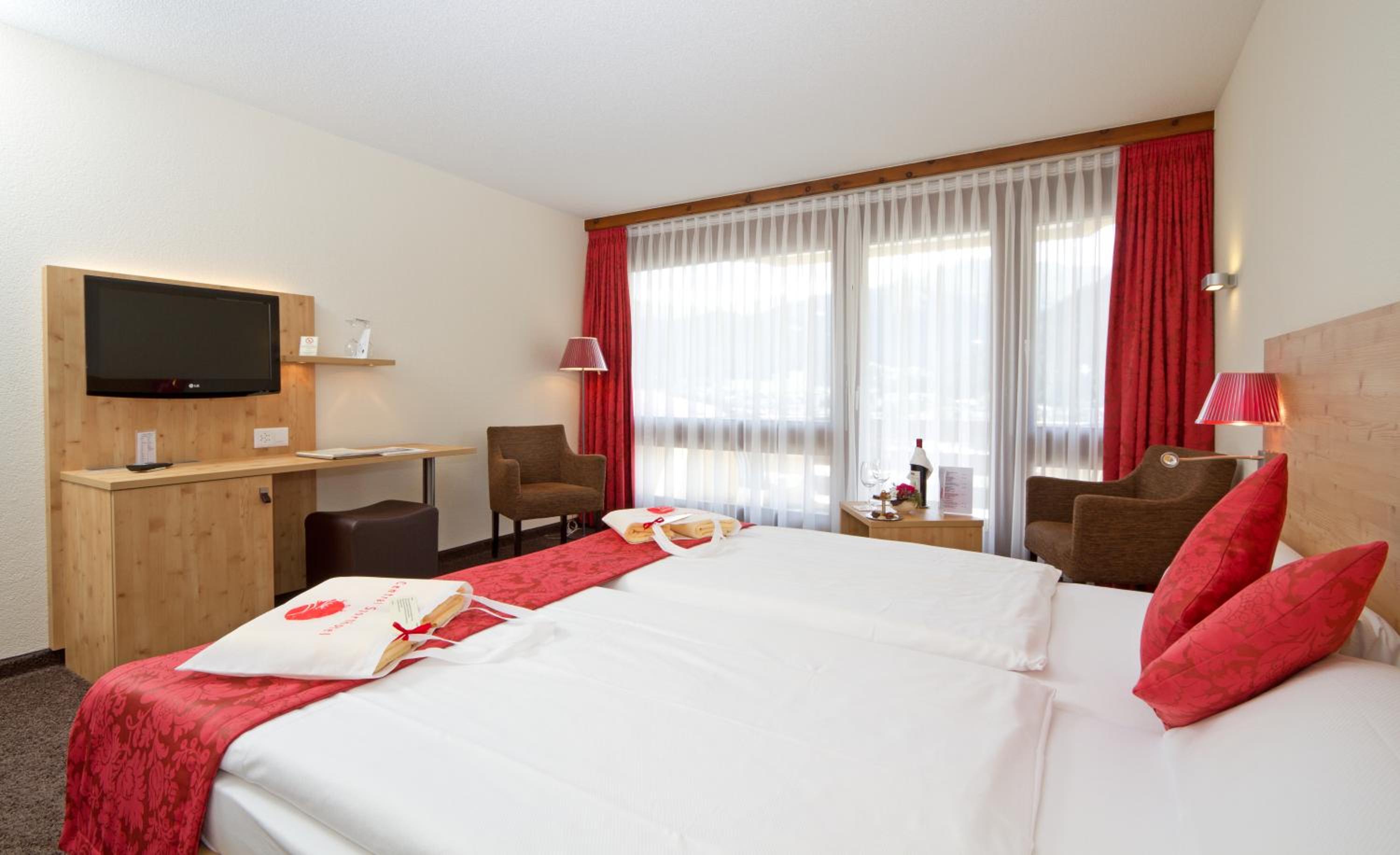 Superior Room West with Balcony - Photo 4