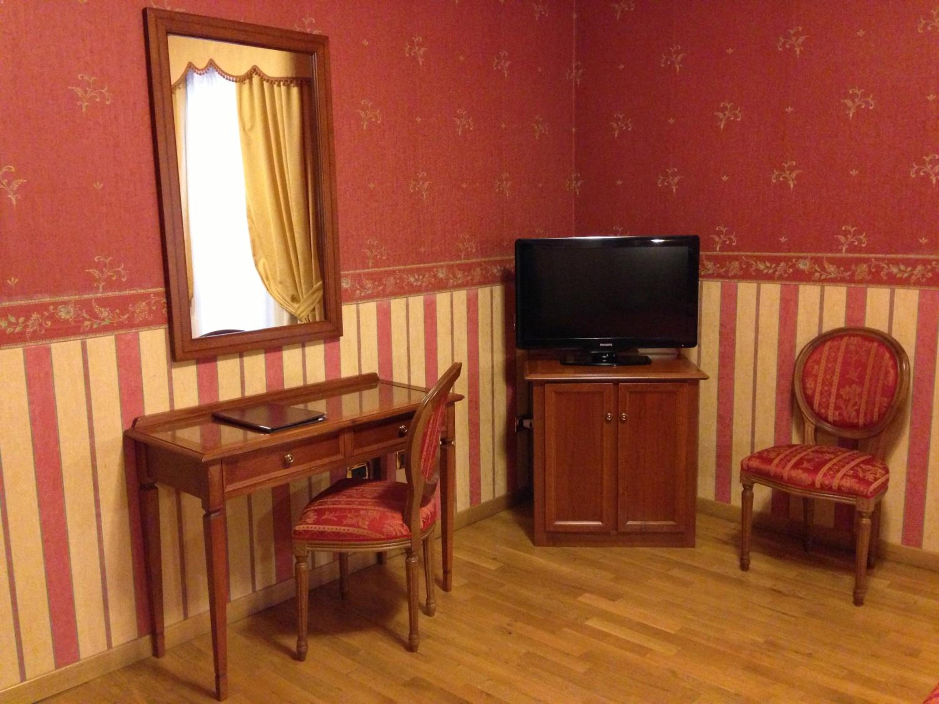 Standard Double Room with Lake View - Photo 2