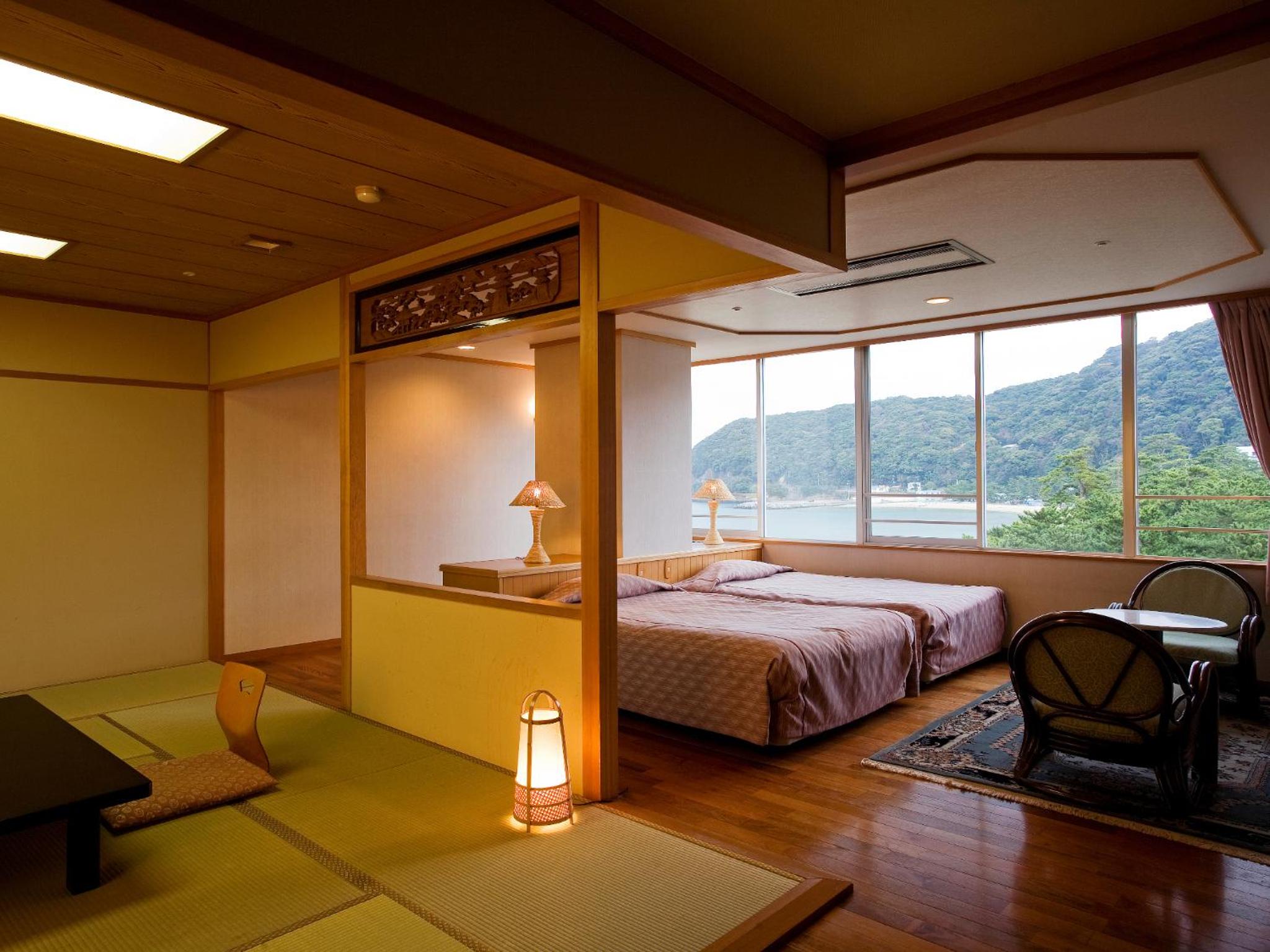 Superior Twin Room with Tatami Area with Seafood Kaiseki Dinner and Breakfast (Served in Restaurant) - Smoking - Photo 1