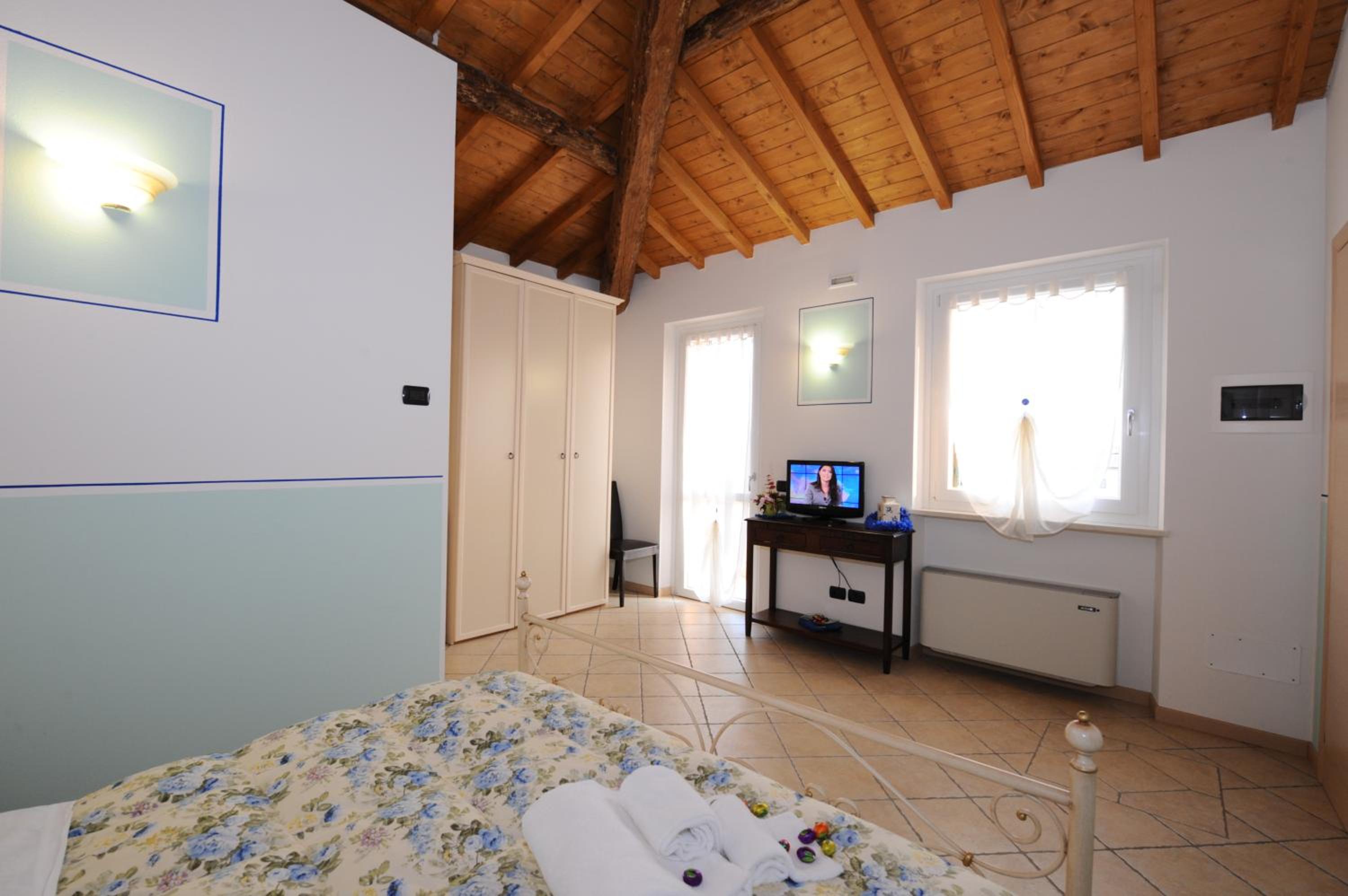 Double or Twin Room - Photo 8