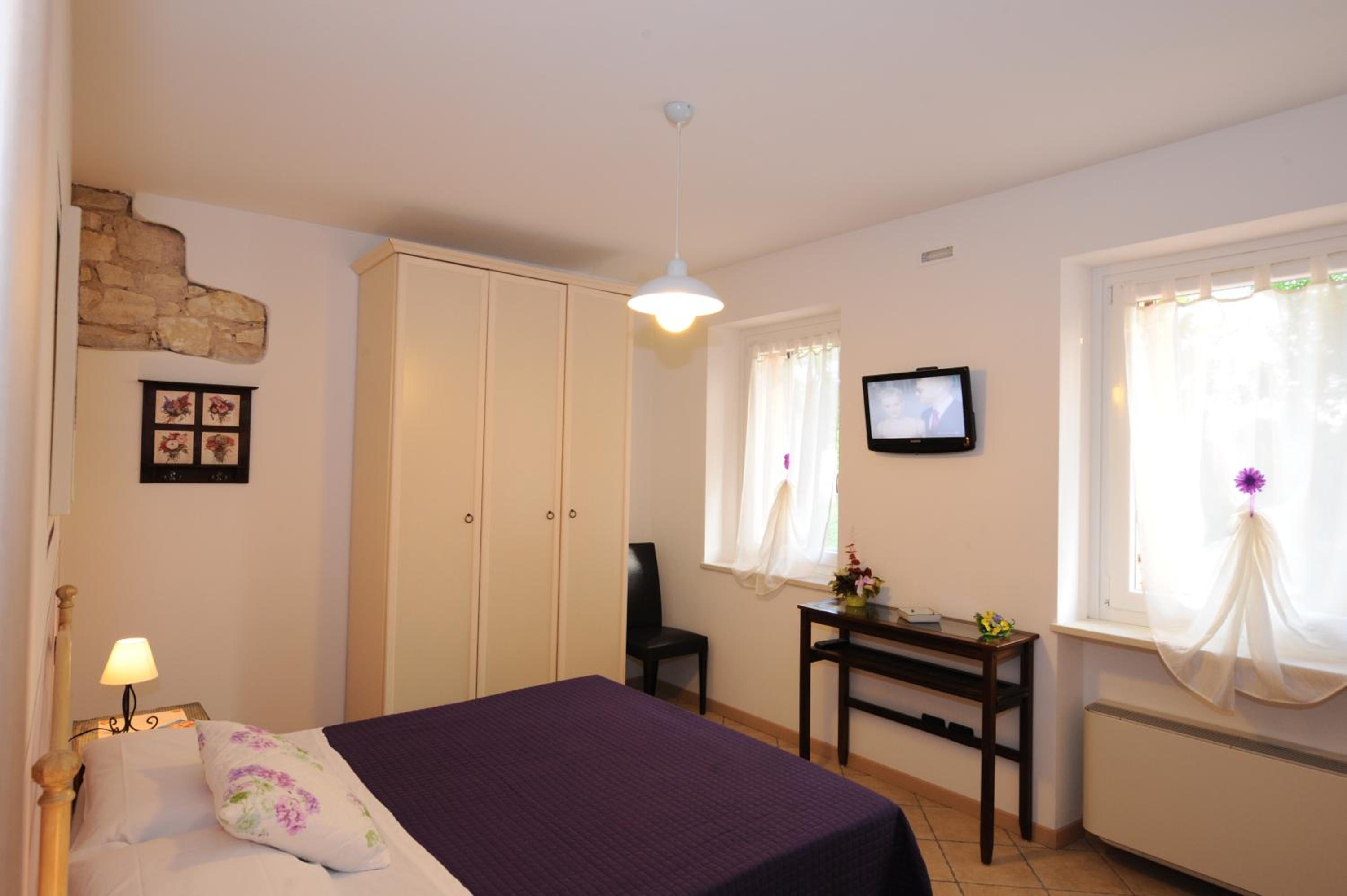 Double or Twin Room - Photo 4