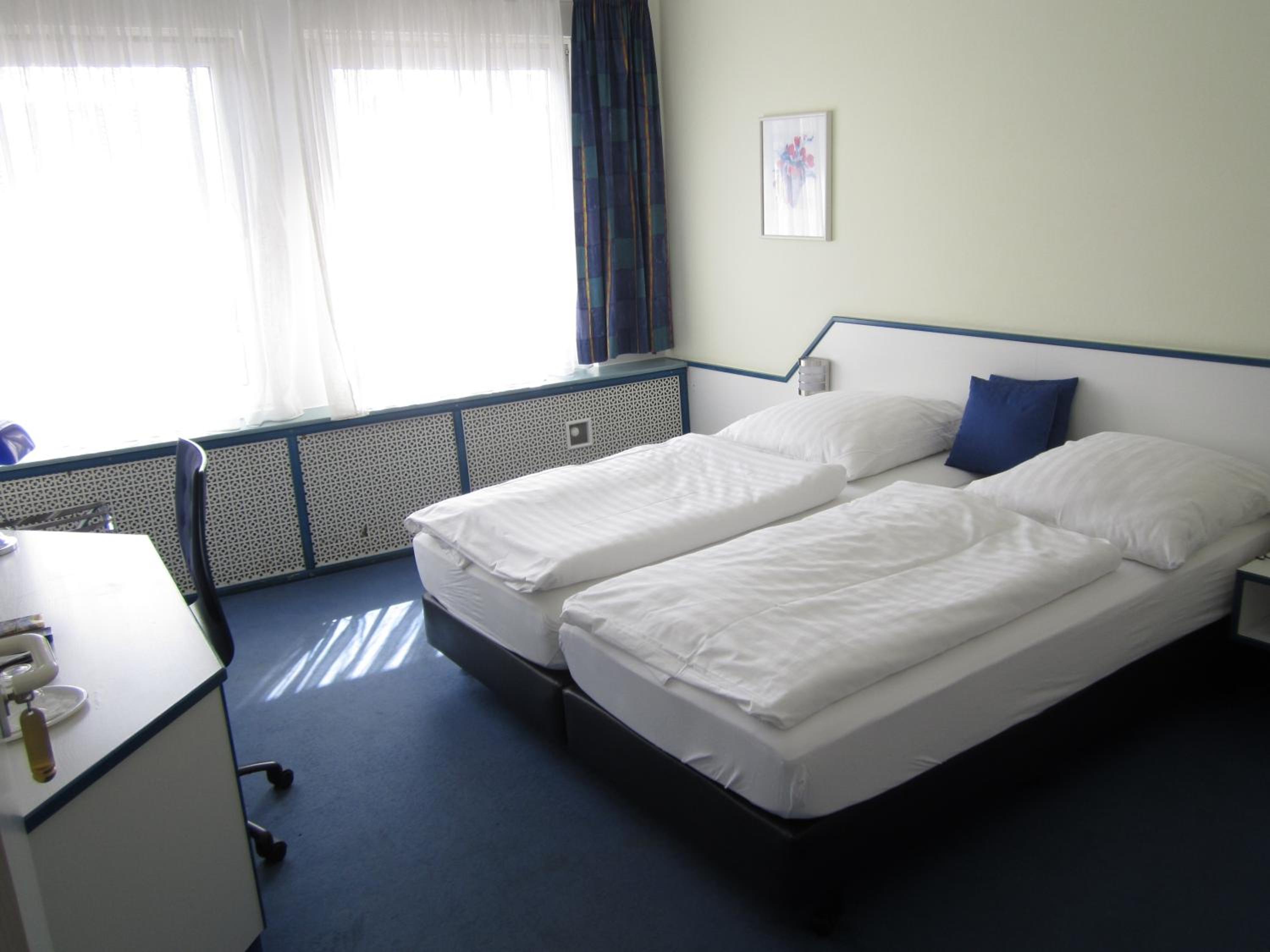 Standard Twin Room - Photo 16