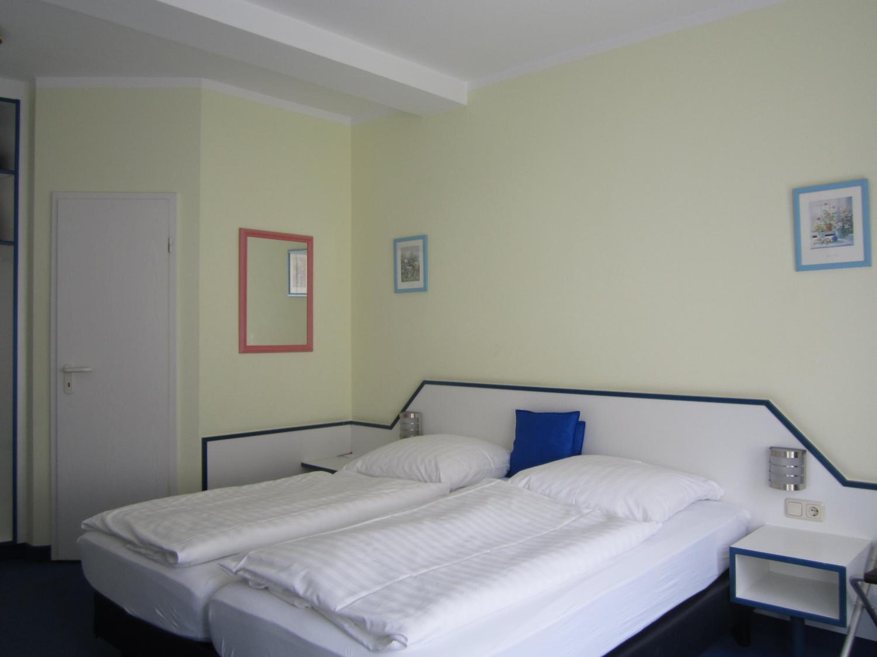 Standard Twin Room - Photo 4