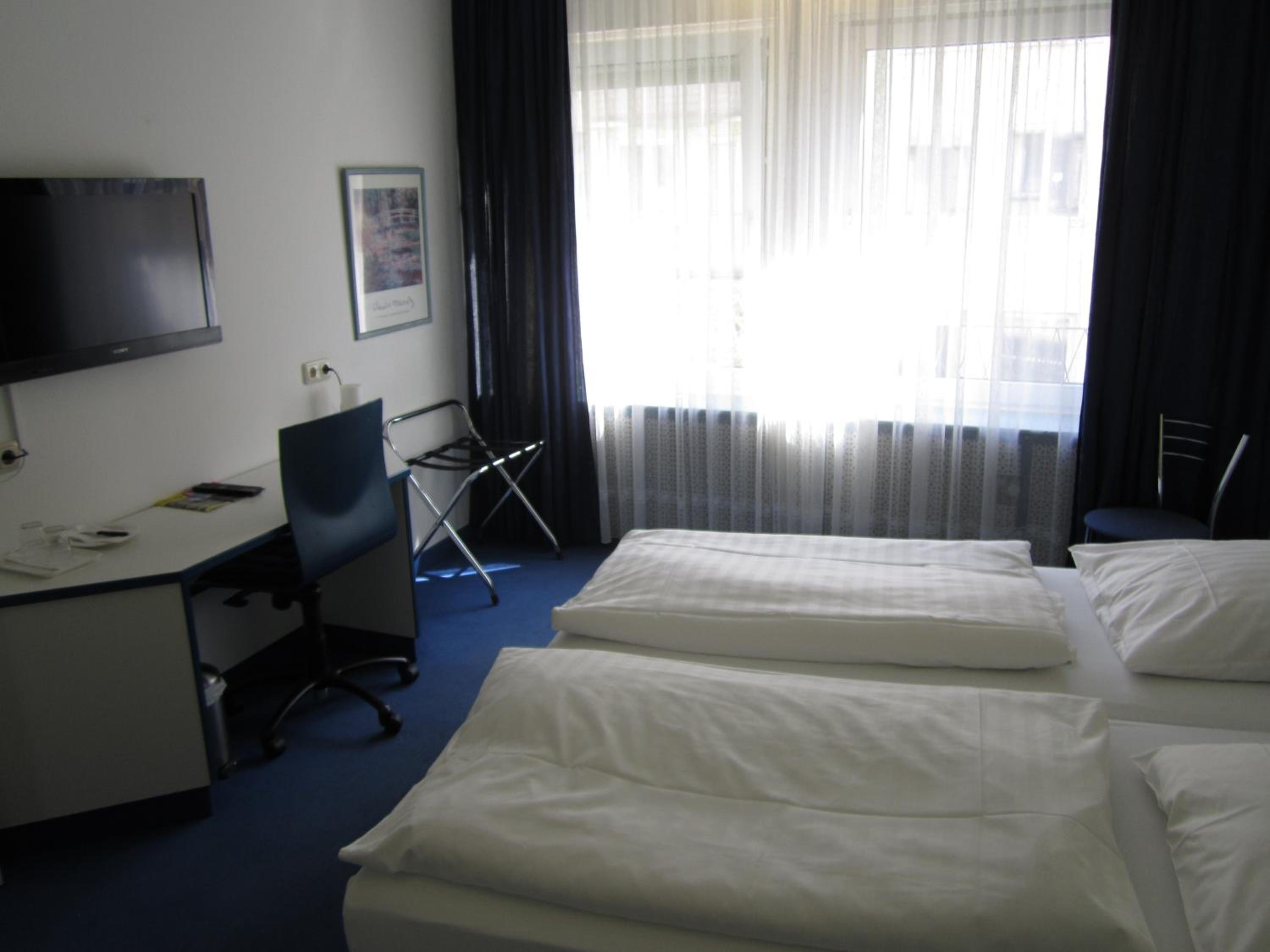Standard Twin Room - Photo 11