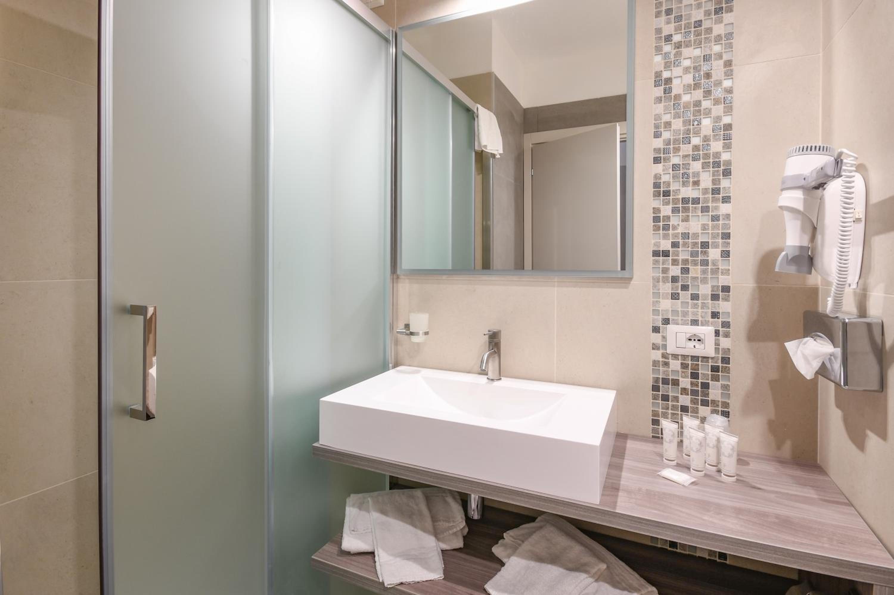 Superior Double or Twin Room - Photo 11