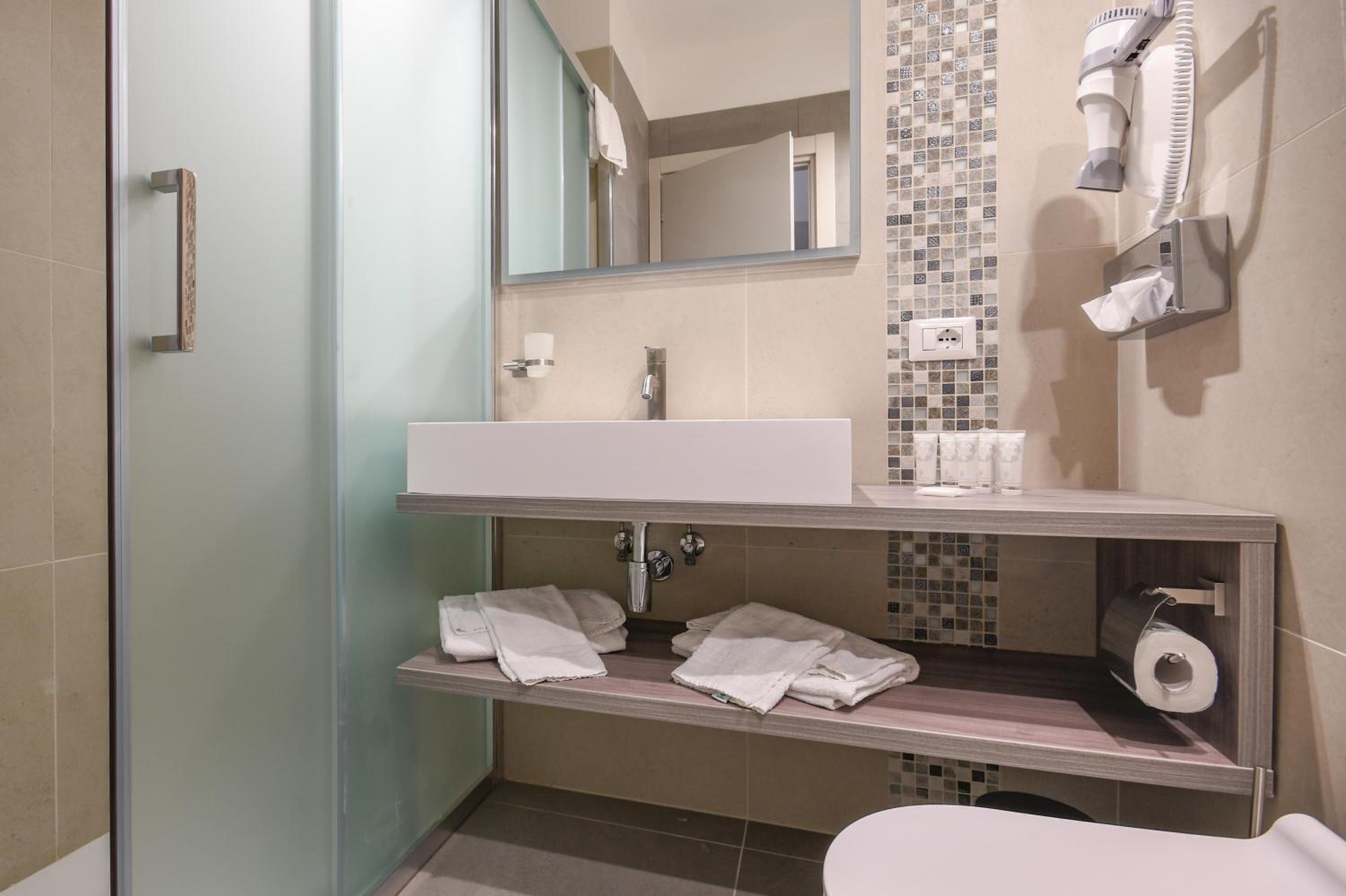 Superior Double or Twin Room - Photo 10