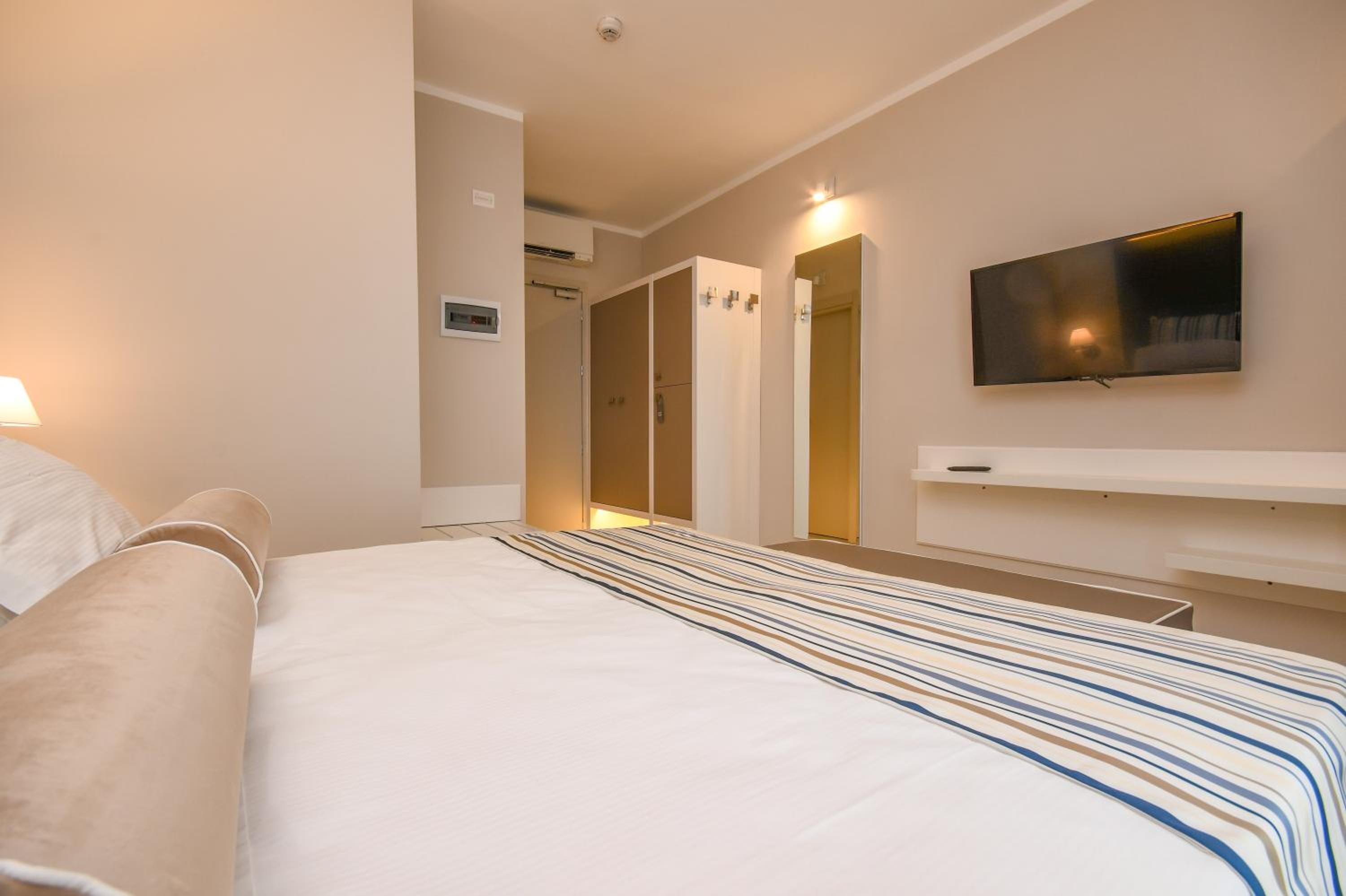 Superior Double or Twin Room - Photo 2