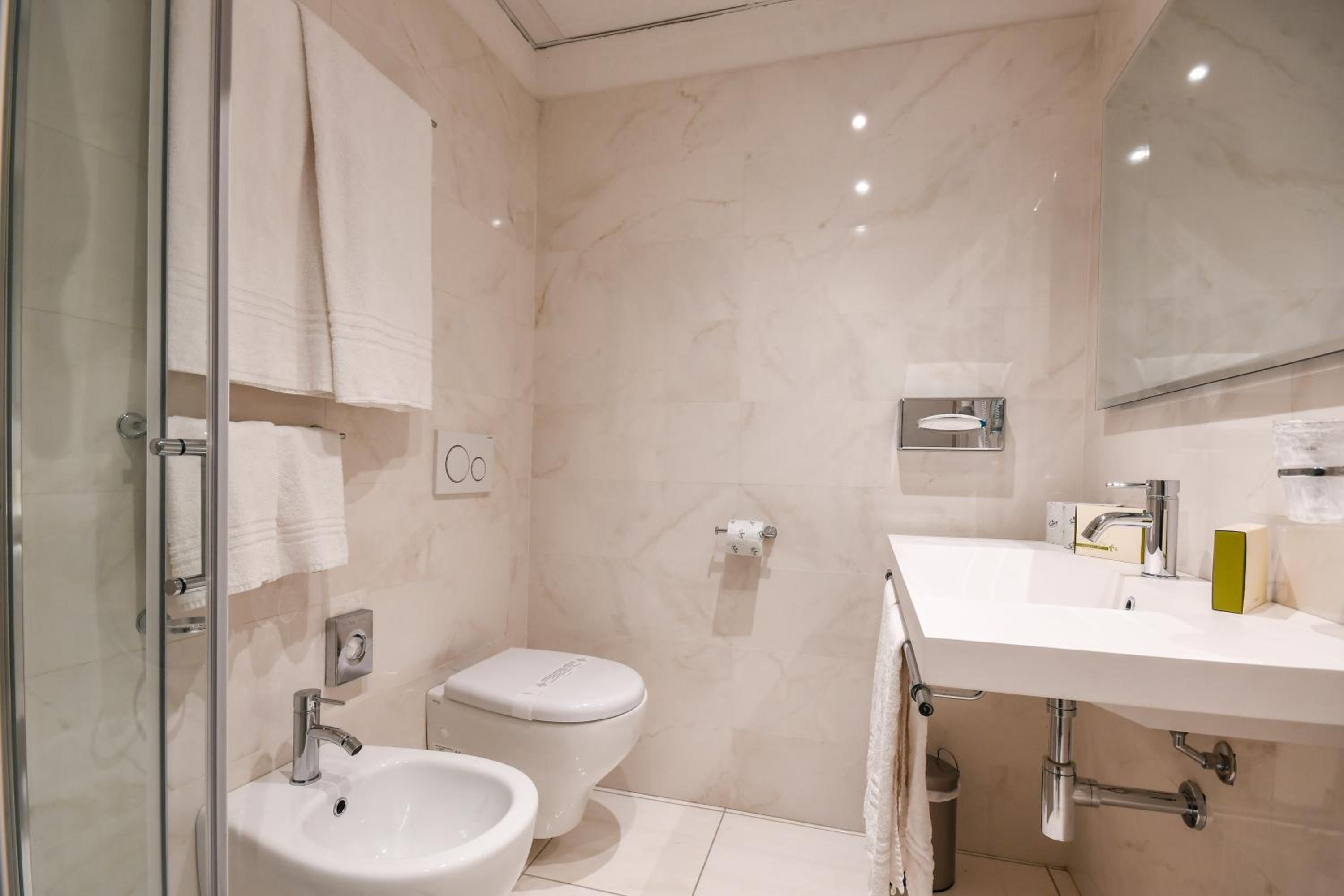Junior Suite with Balcony - Photo 5