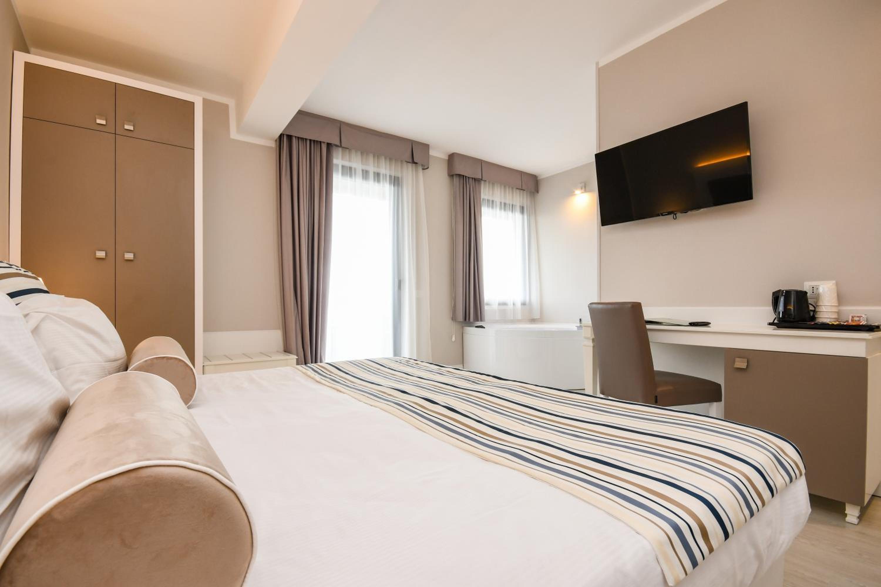 Junior Suite with Balcony - Photo 16
