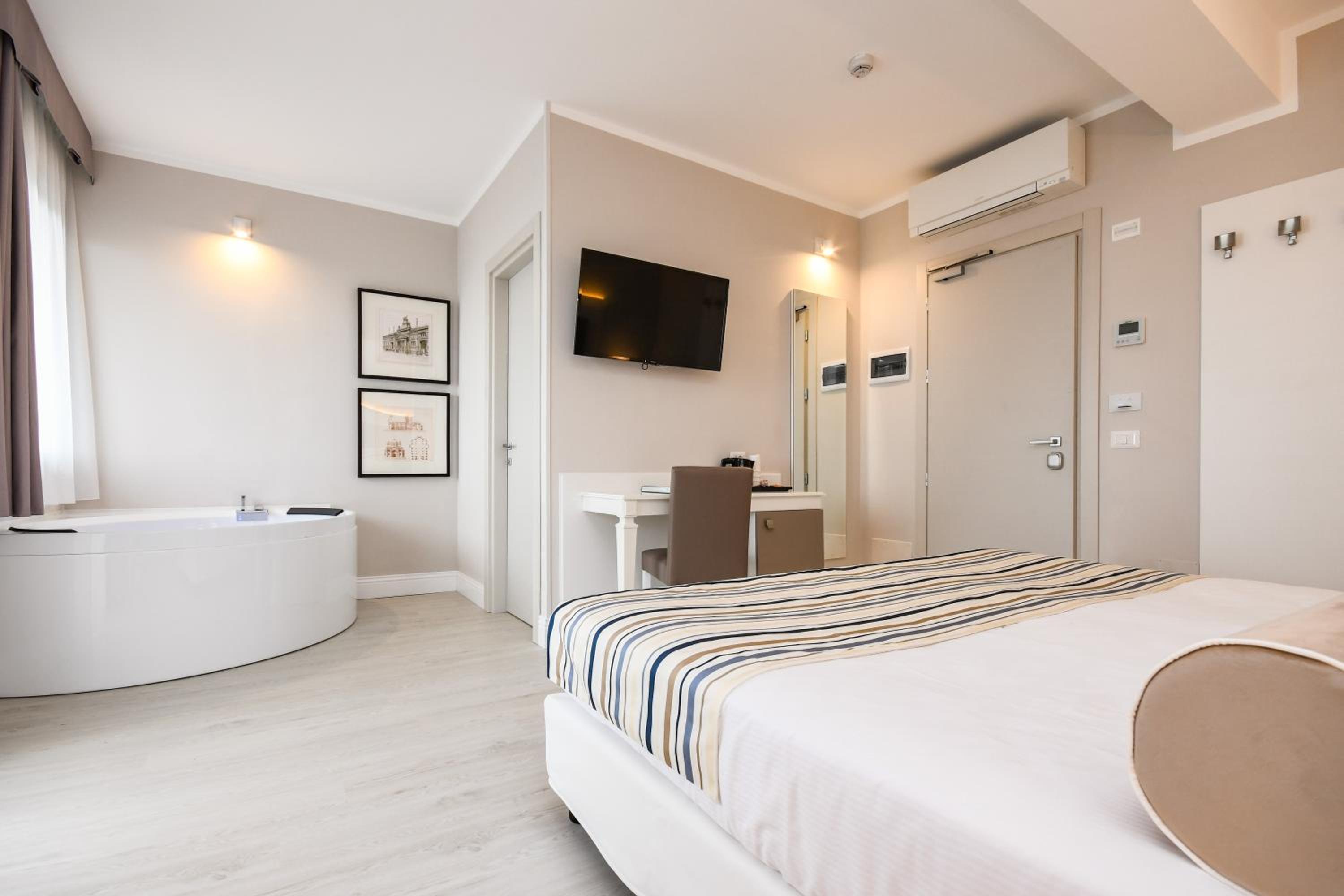 Junior Suite with Balcony - Photo 1