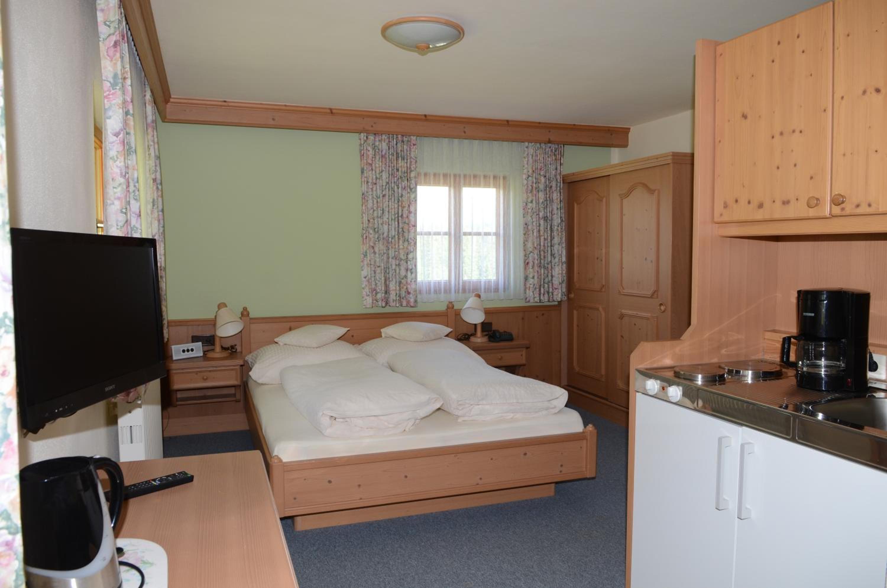 One-Bedroom Apartment with Balcony 1  photo 1