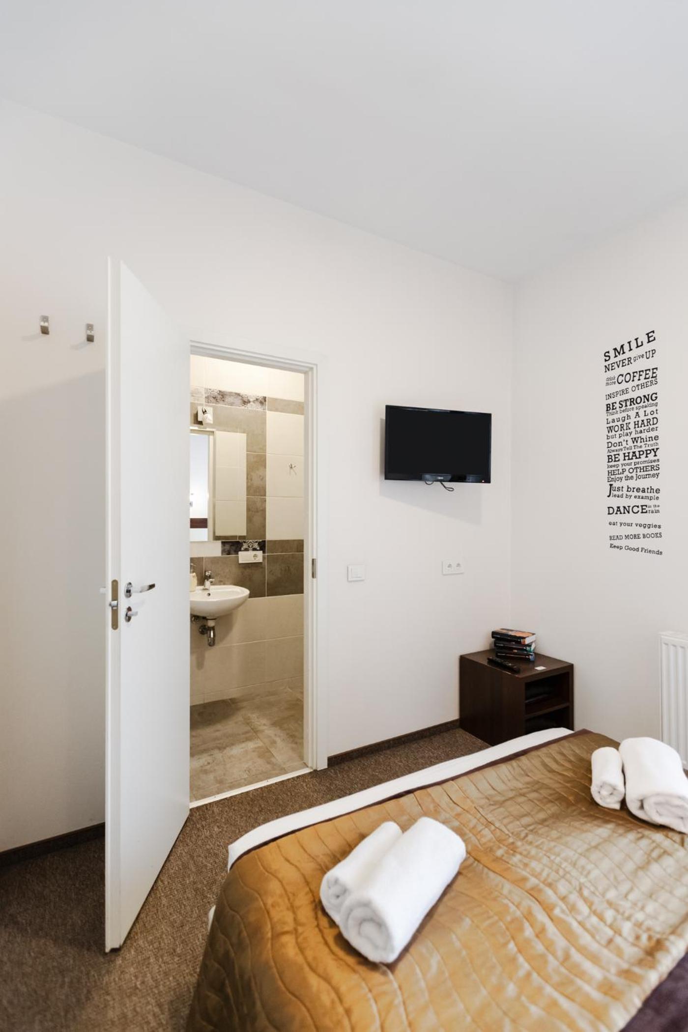 Double or Twin Room with Balcony - Photo 1