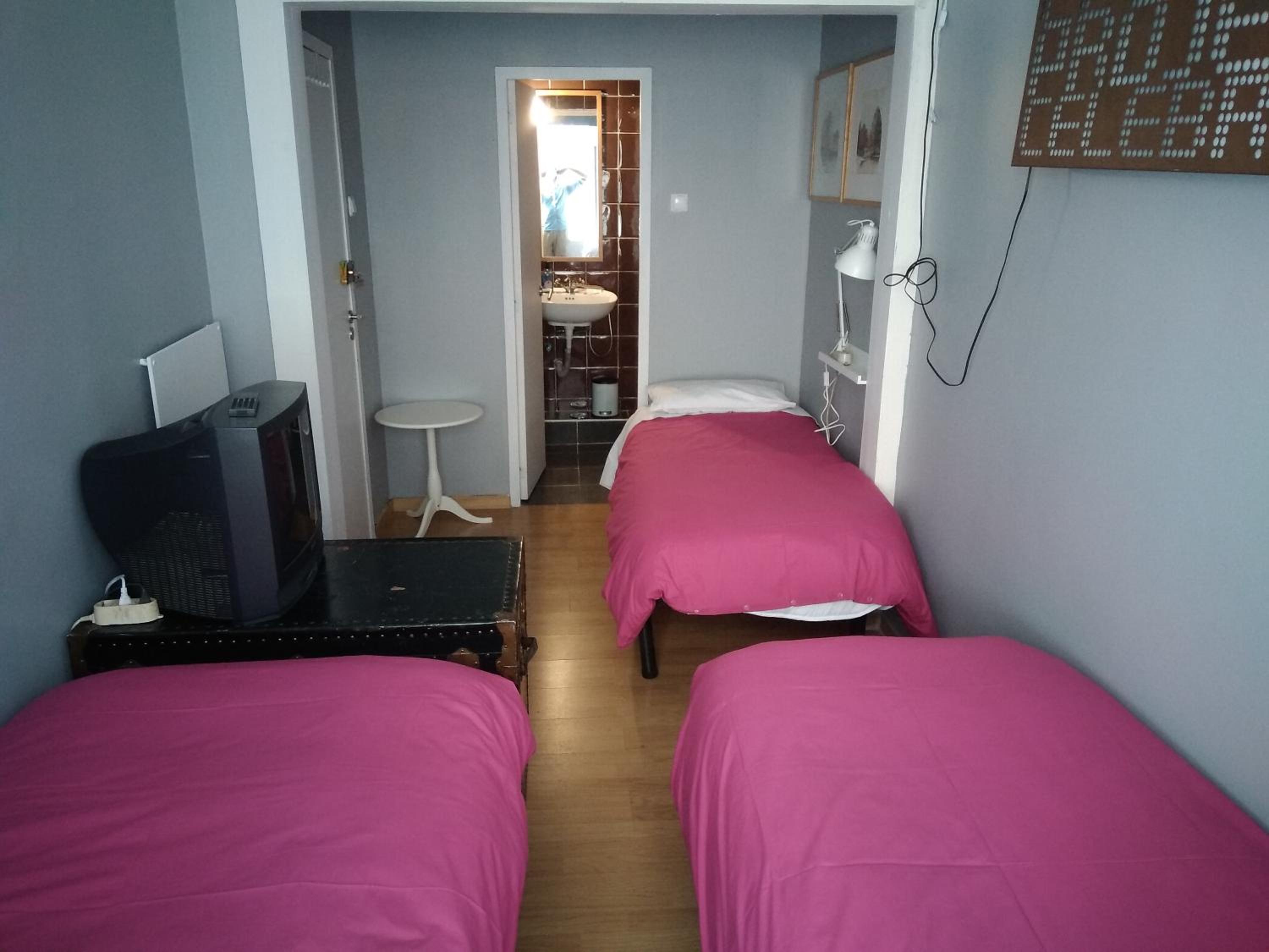 Triple Room with Private Bathroom - Photo 5