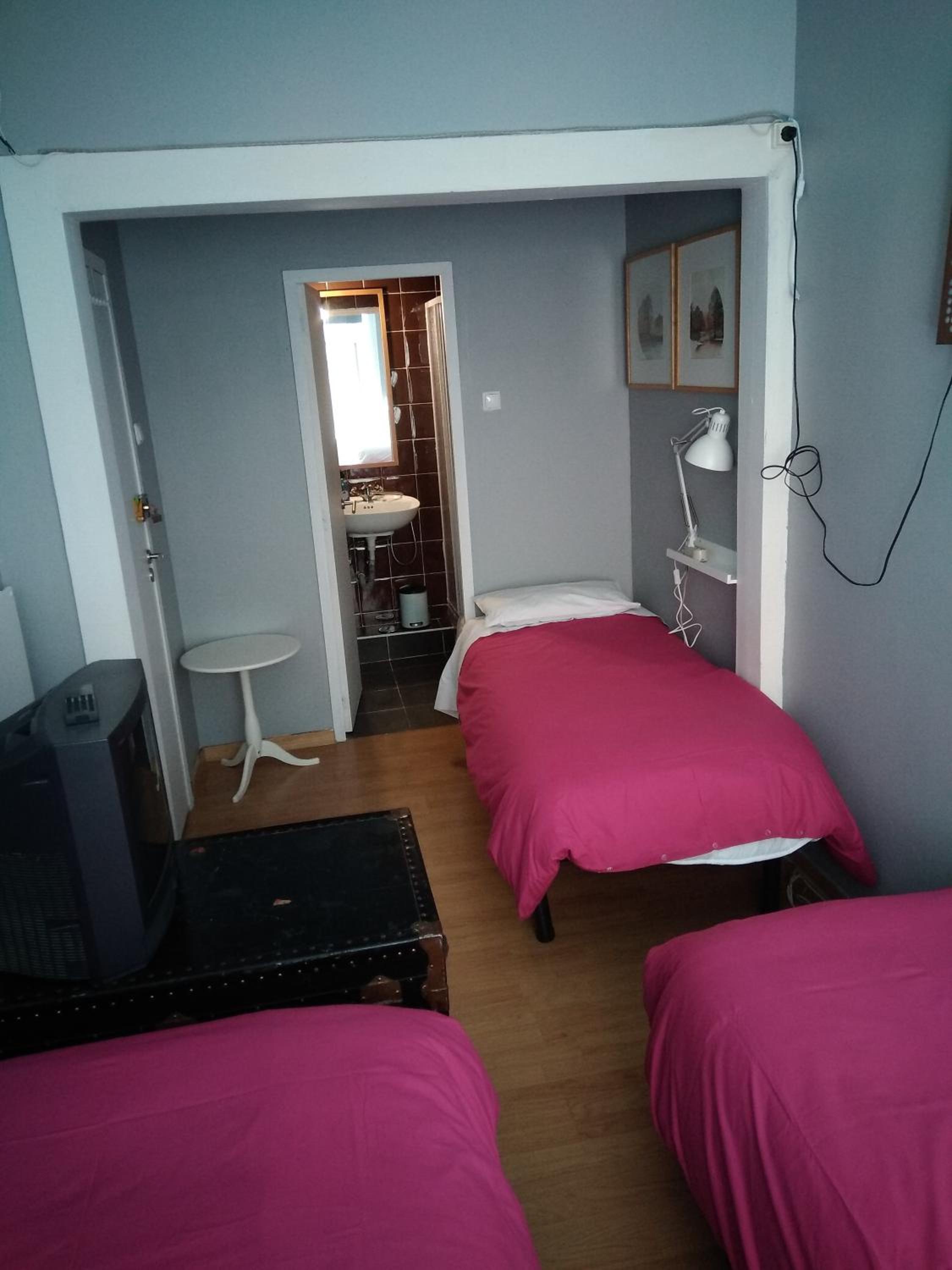 Triple Room with Private Bathroom - Photo 8