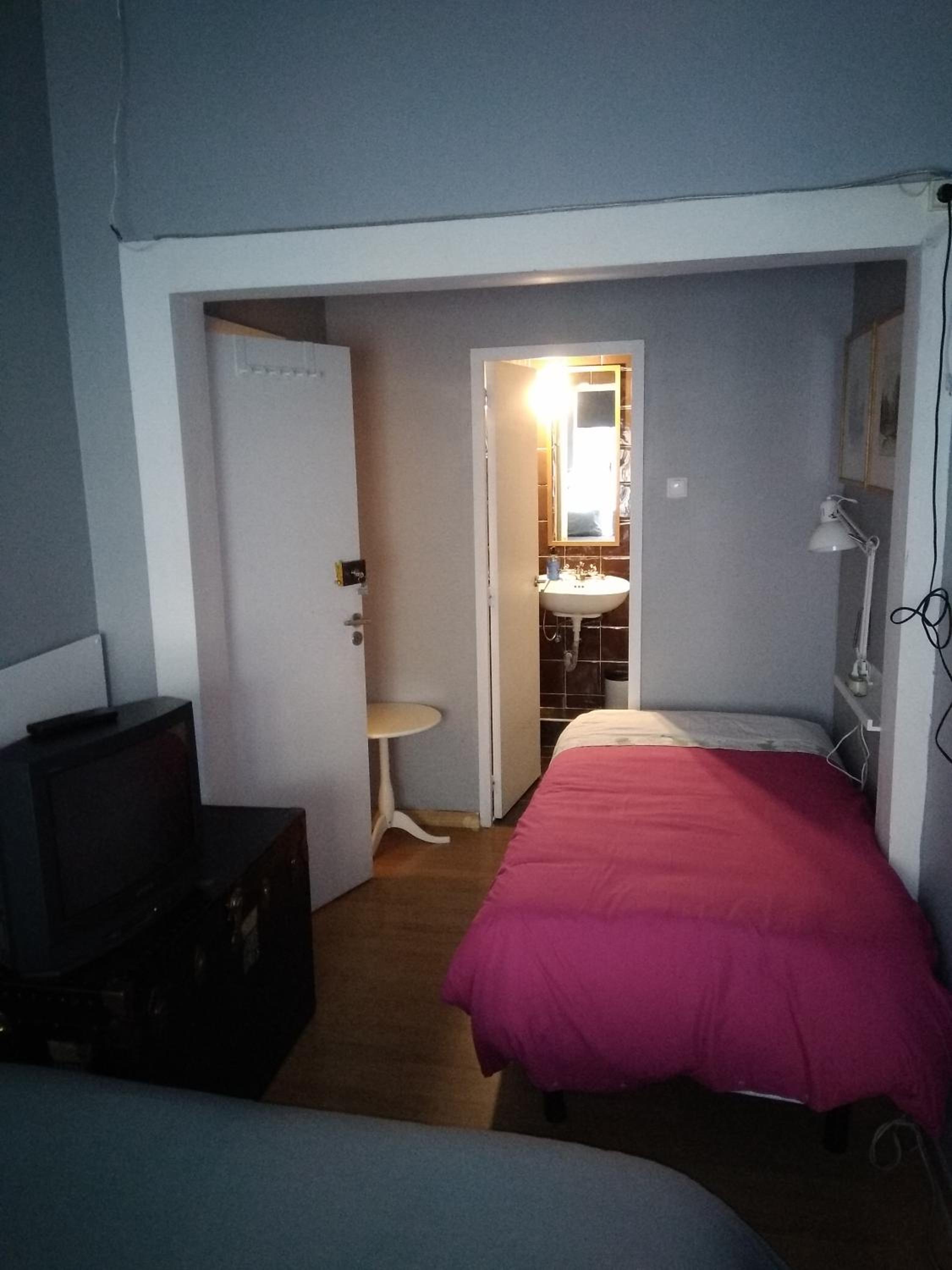 Triple Room with Private Bathroom - Photo 10