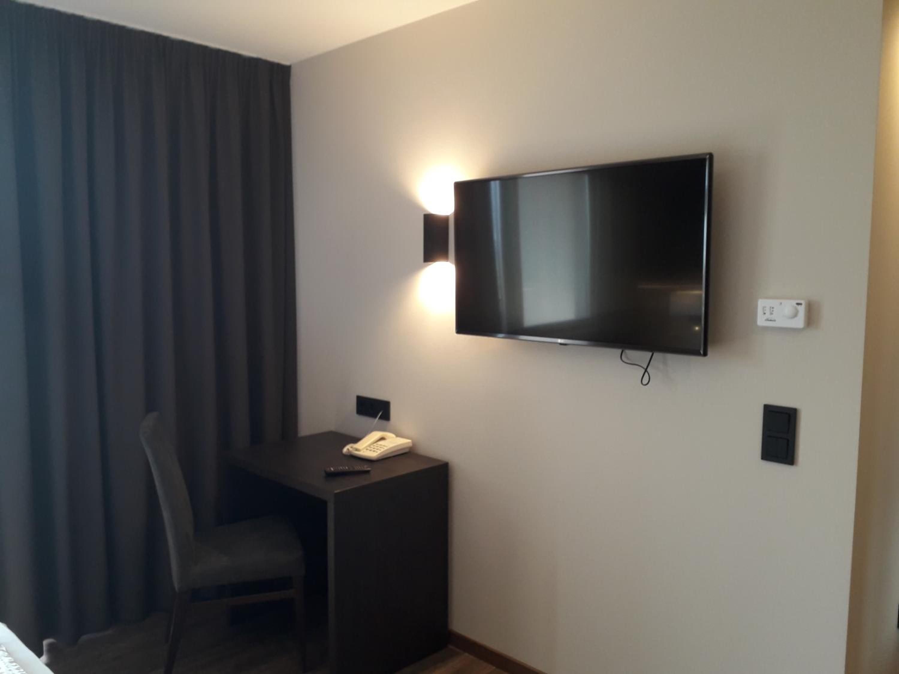 Deluxe Double or Twin Room with Balcony - Photo 6