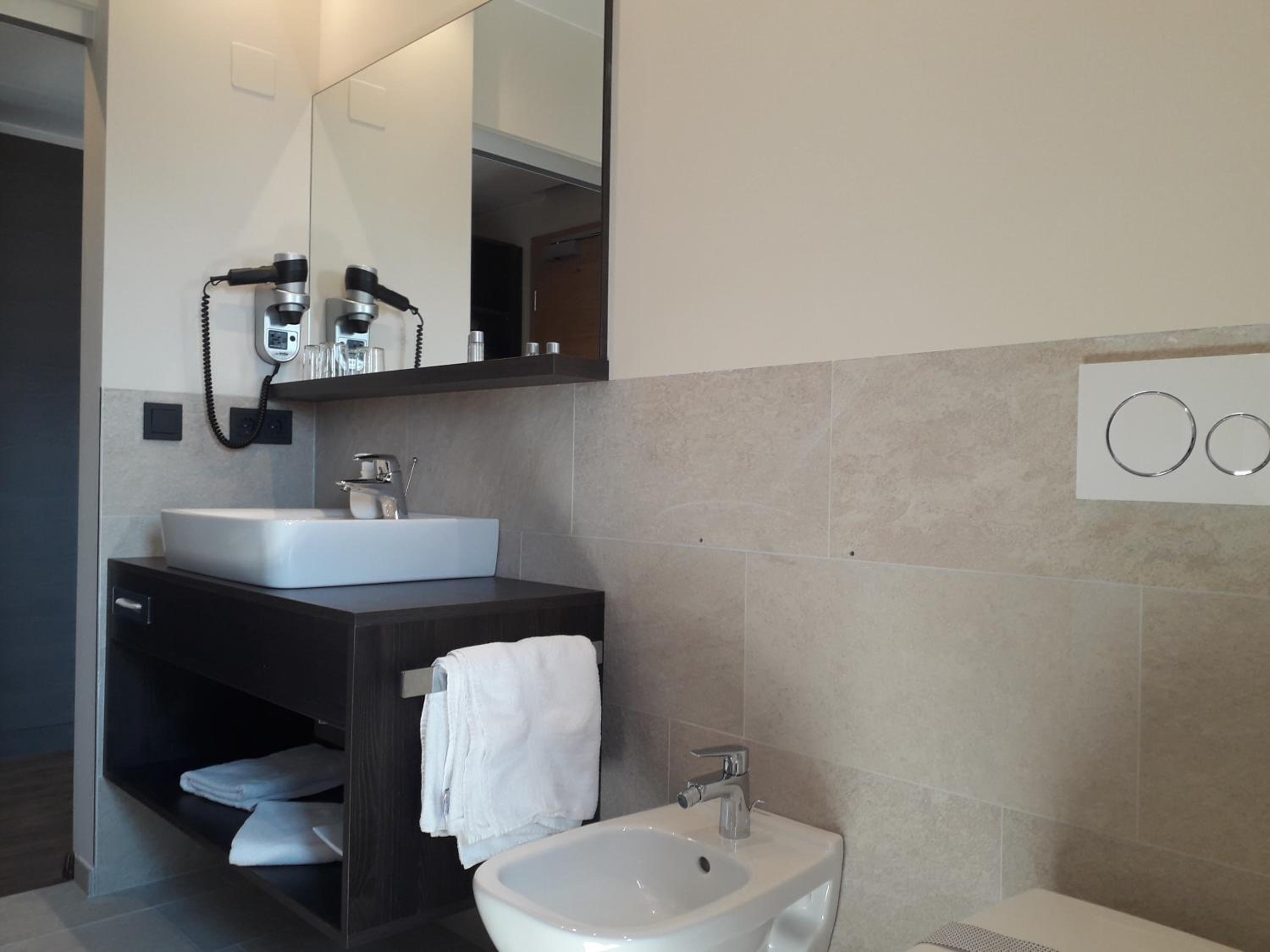 Deluxe Double or Twin Room with Balcony - Photo 2