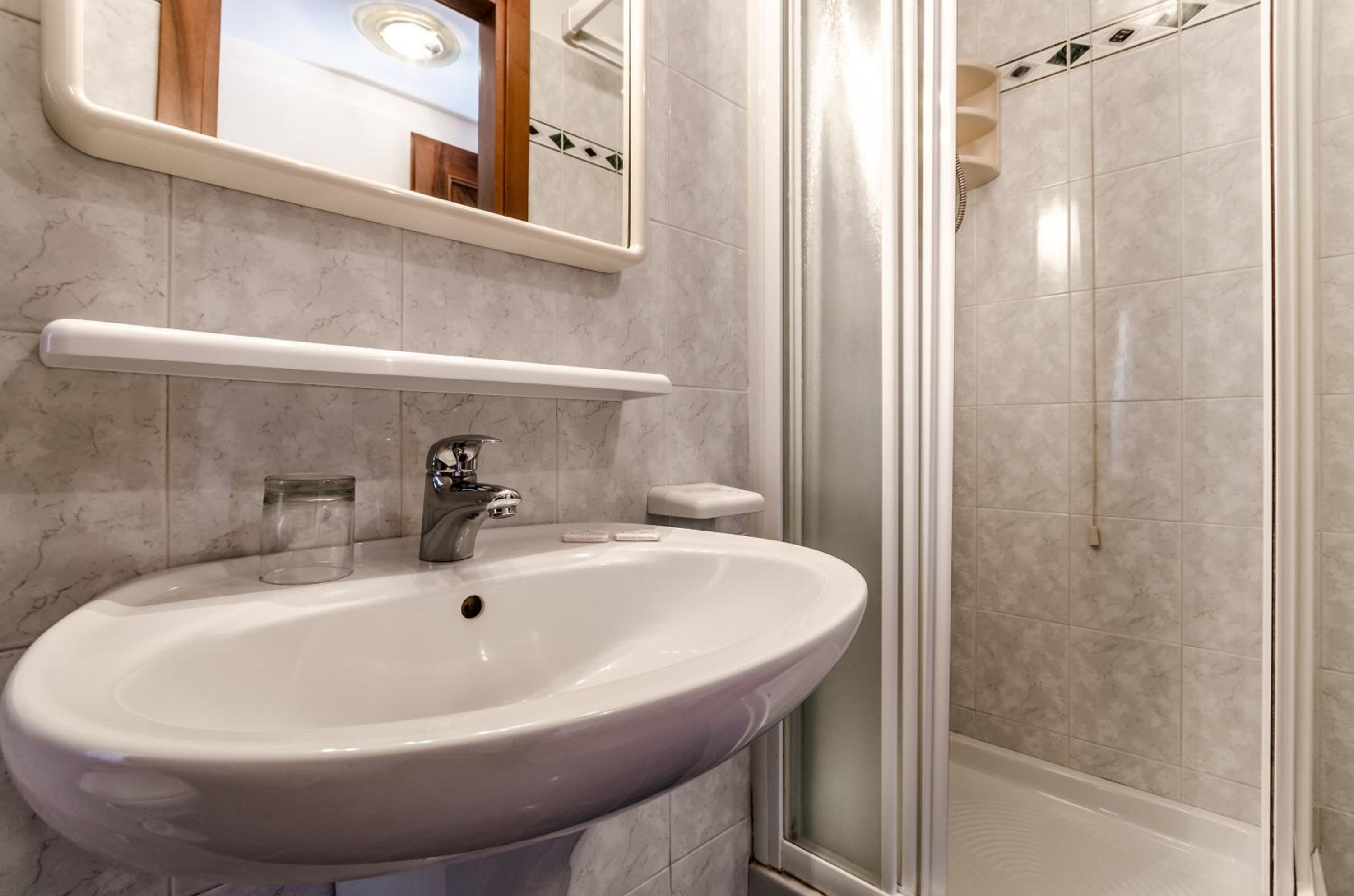 Double Room with Shared Bathroom - Separate Building photo 2