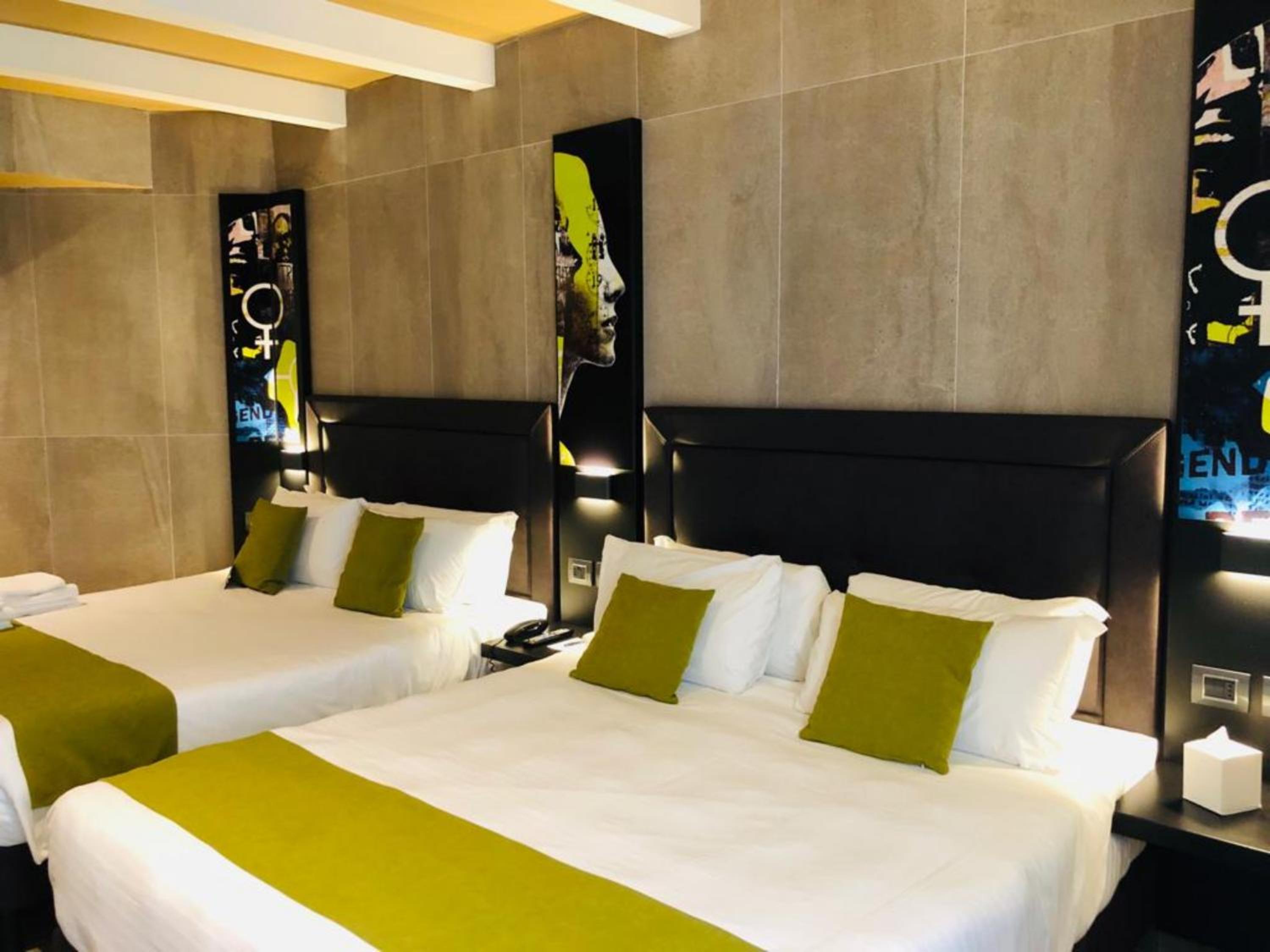 Standard Quadruple Room thumbnail 5
