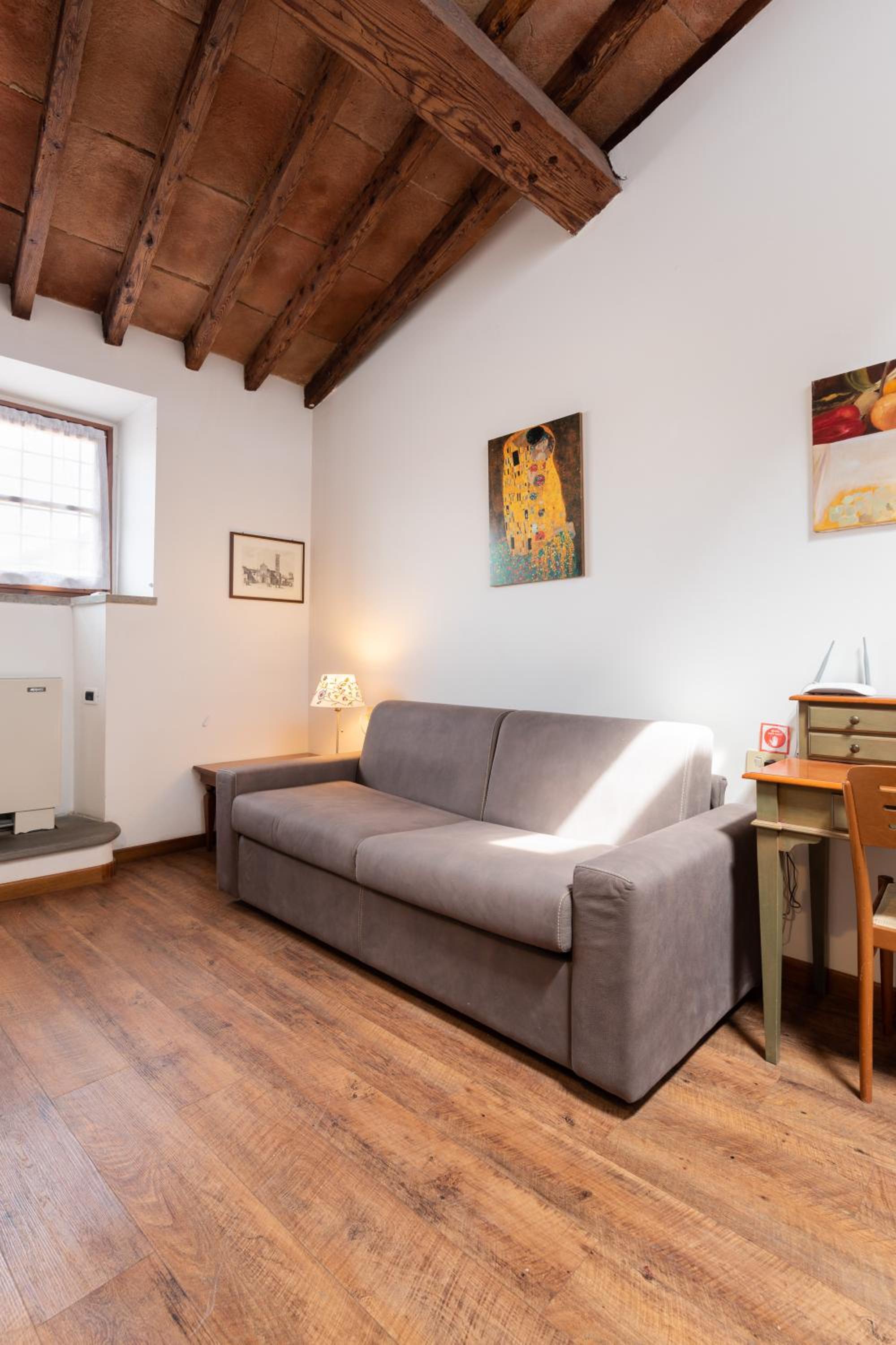 One-Bedroom Apartment photo 1