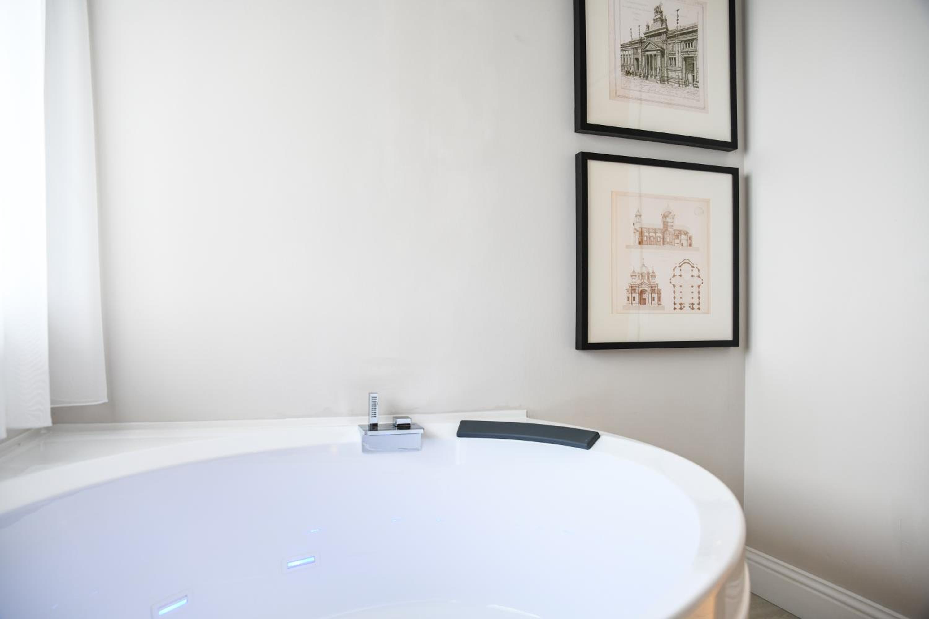 Junior Suite with Balcony - Photo 3