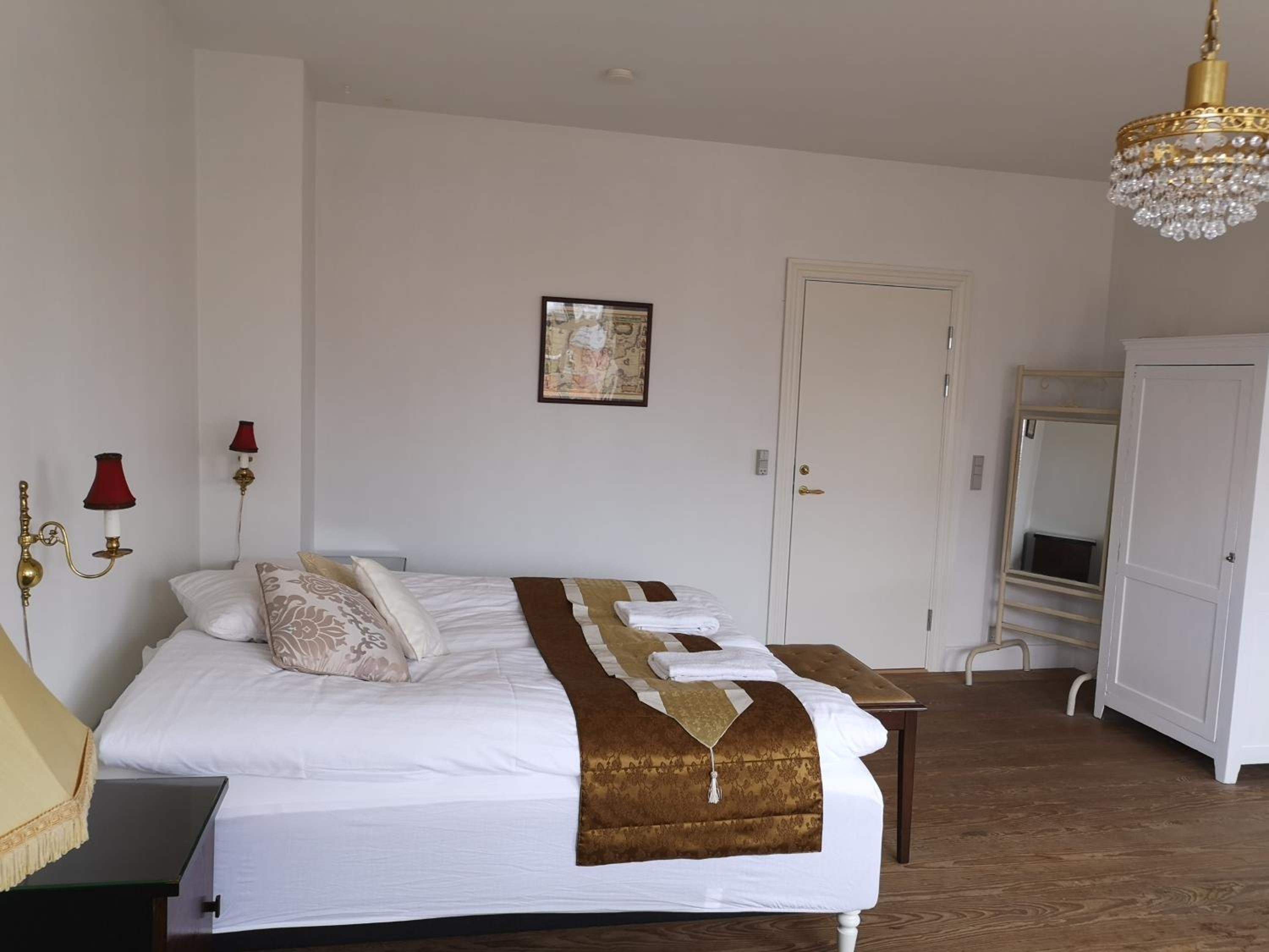 Suite - Photo 13