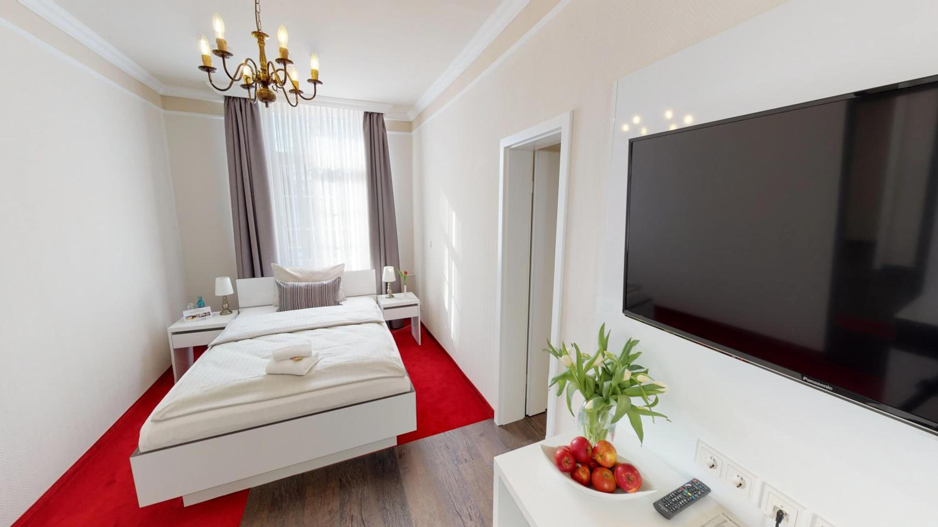 Queen Room photo 1