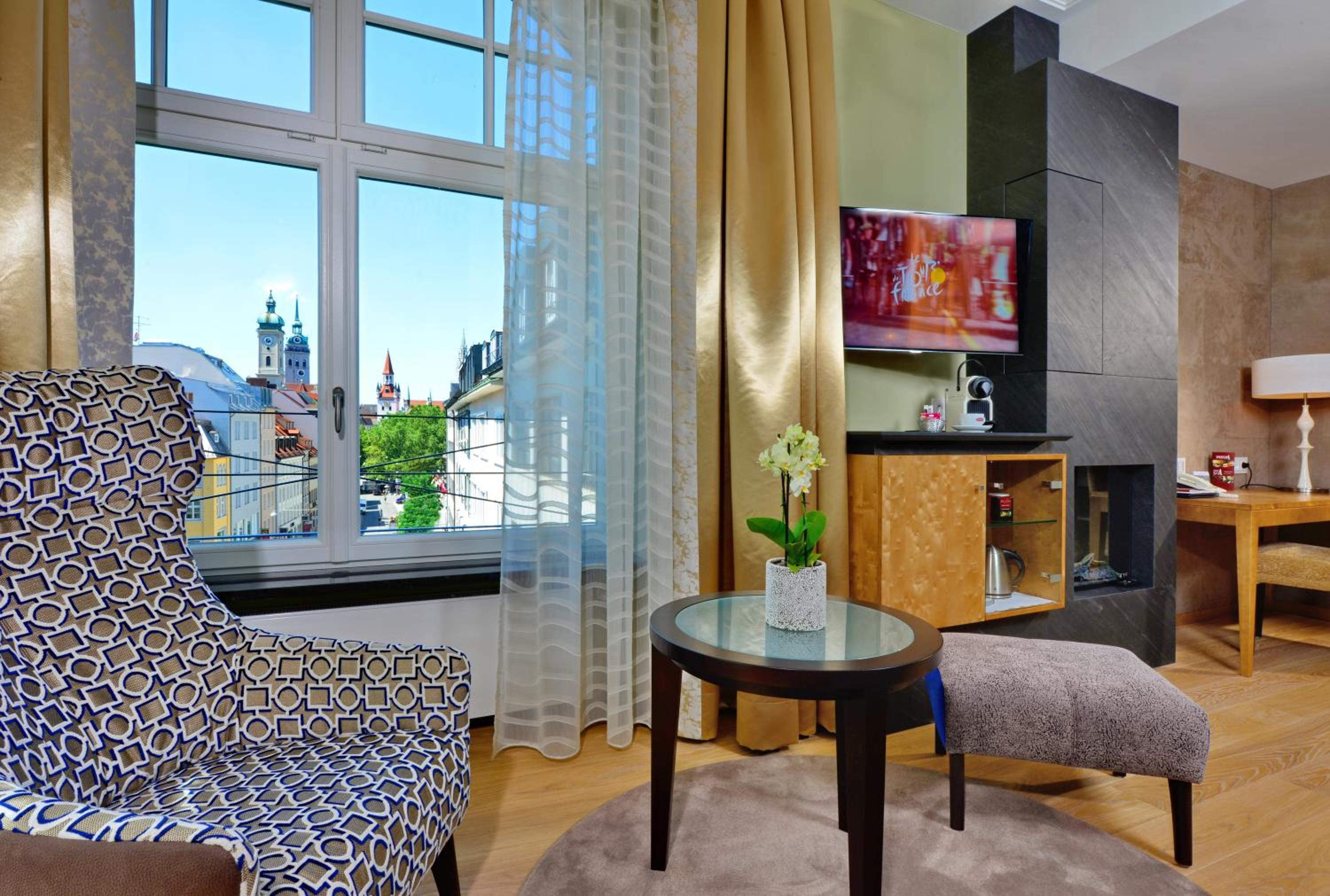Suite - Photo 1