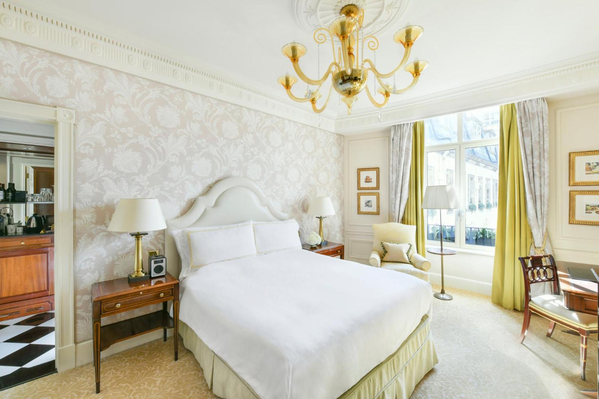 Superior Queen Room thumbnail 5