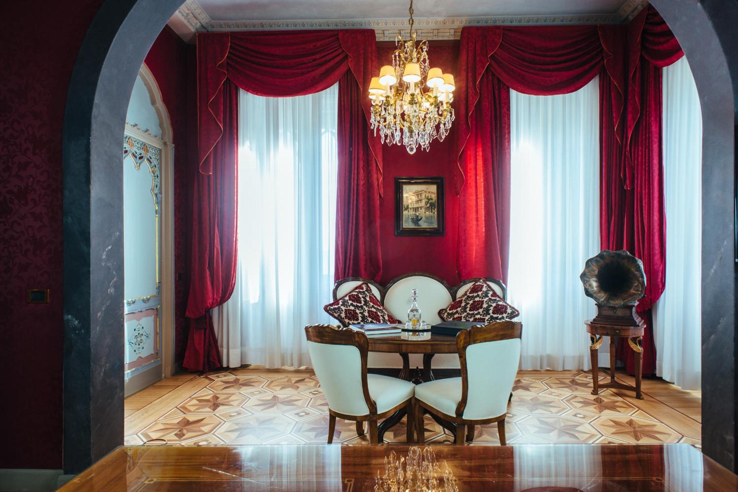 Suite with Lake View - Photo 3