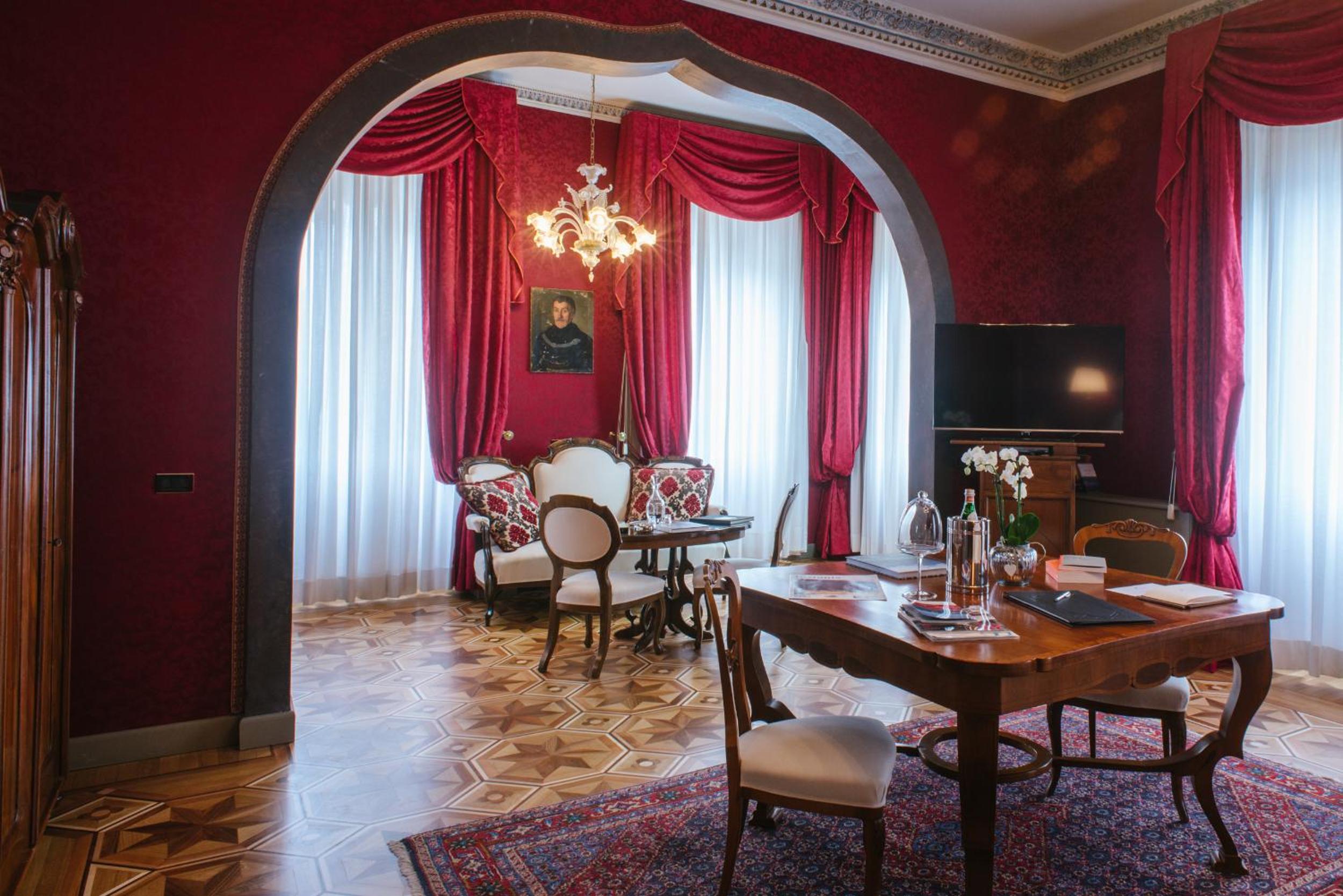 Suite with Lake View - Photo 2