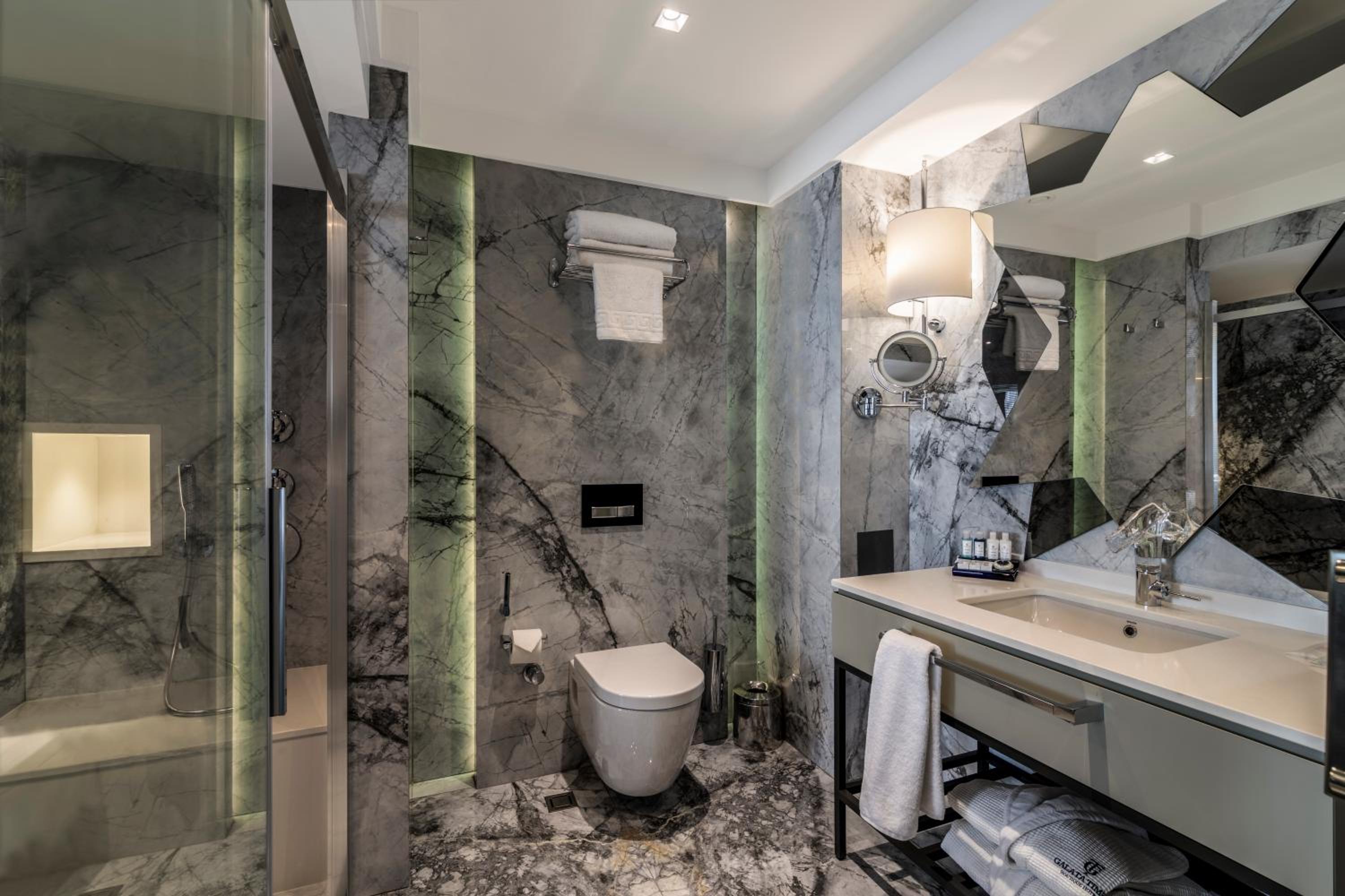 Deluxe King Suite photo 3