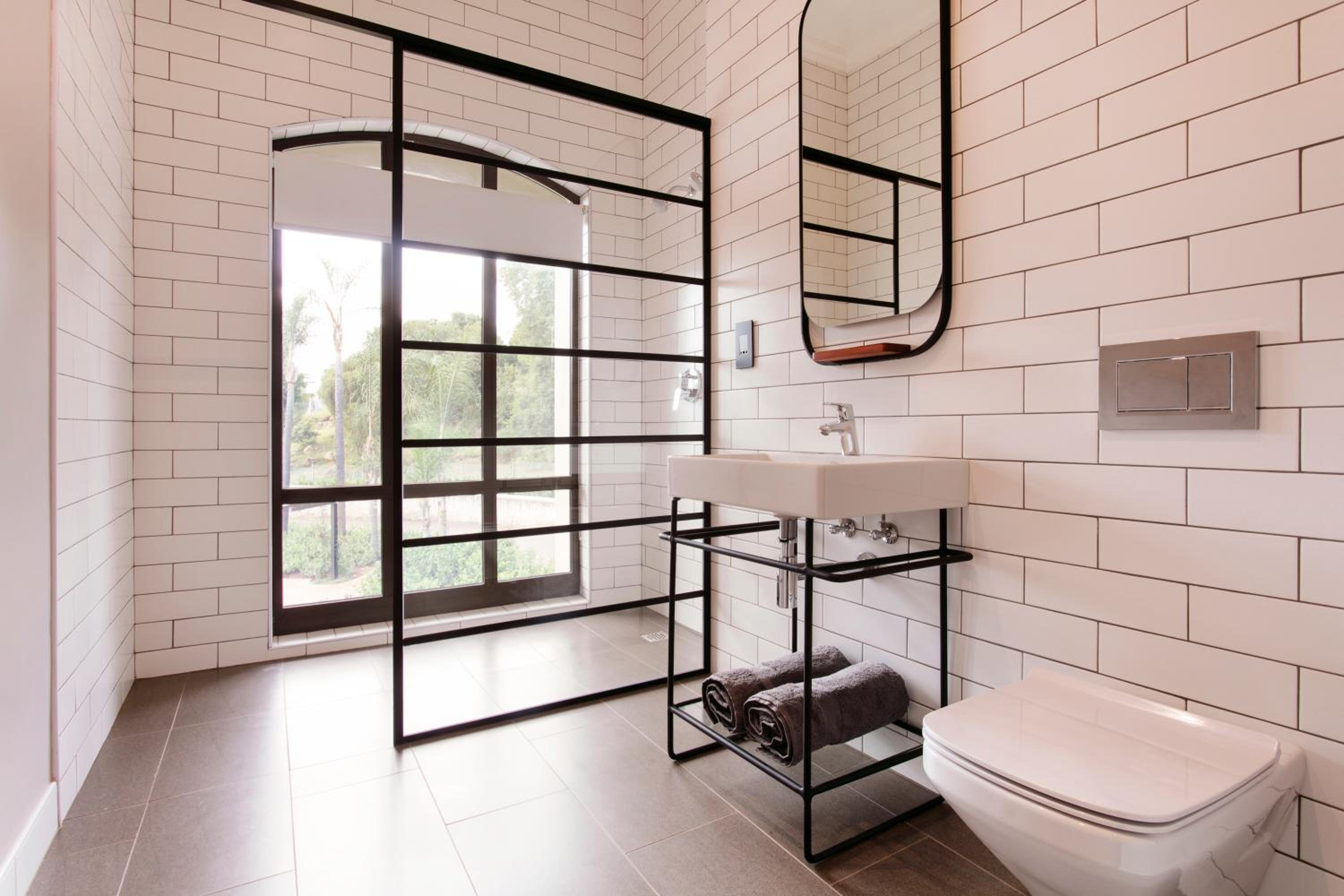Executive Suite - Photo 11