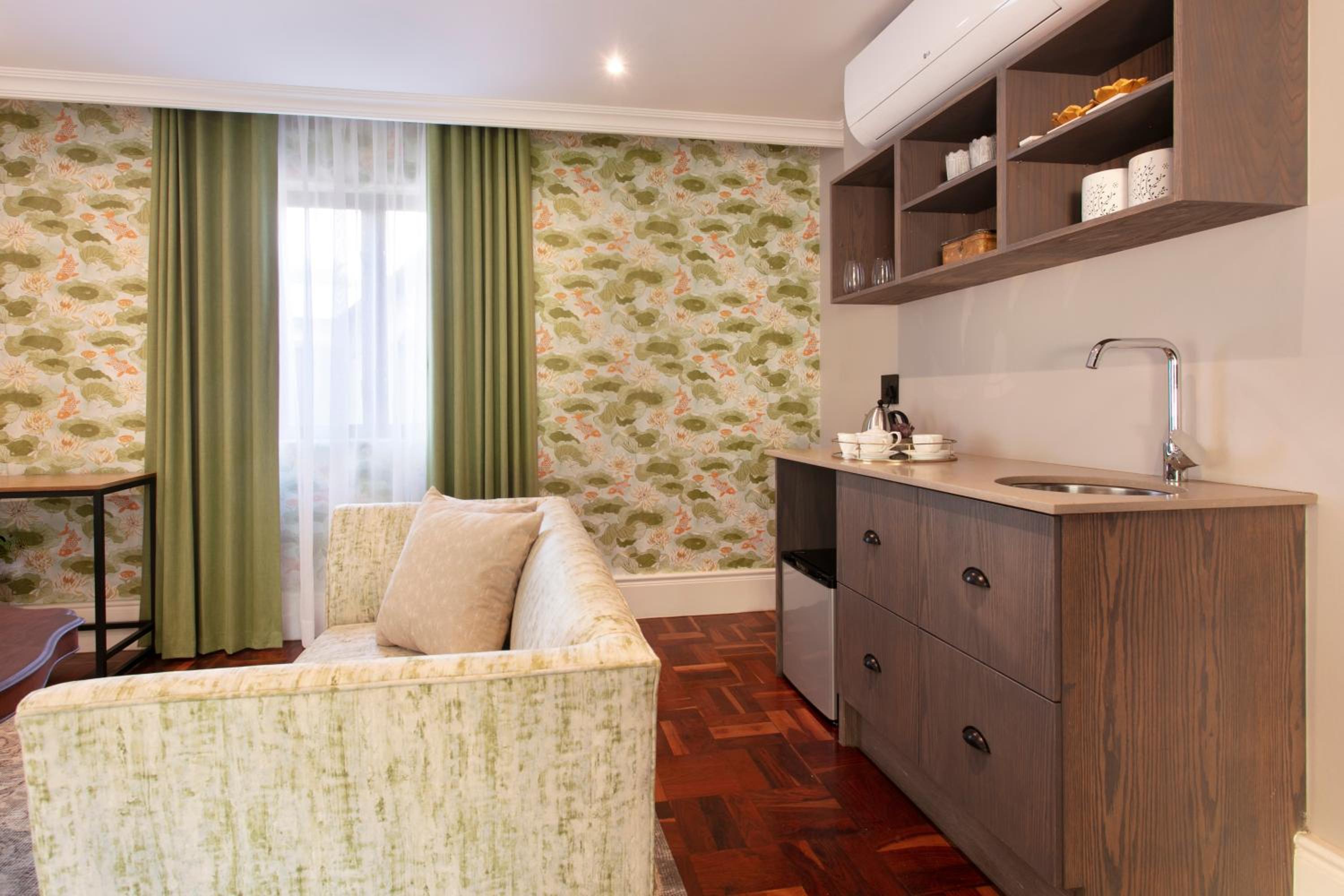 Superior Suite - Photo 9