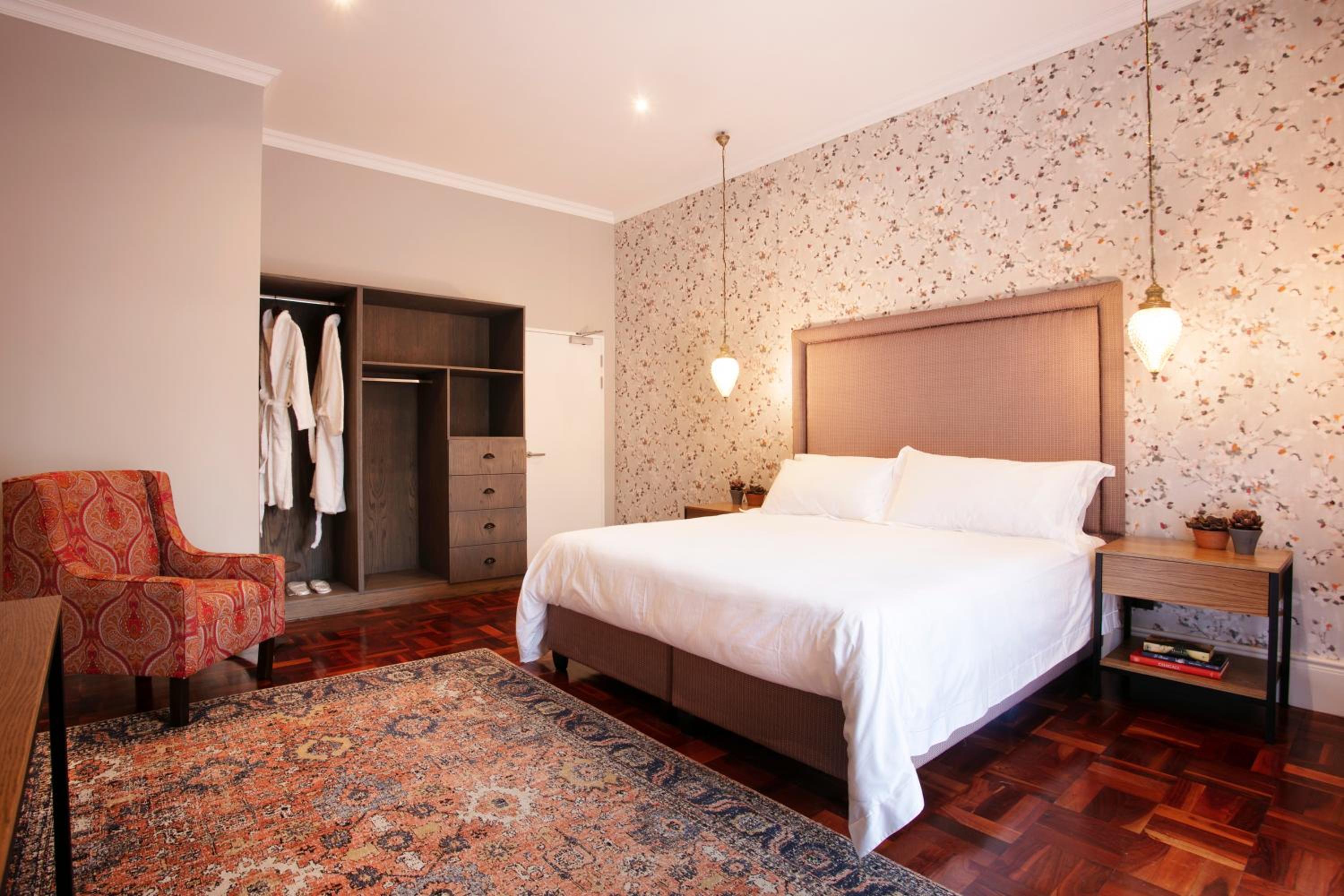 Superior Suite - Photo 19
