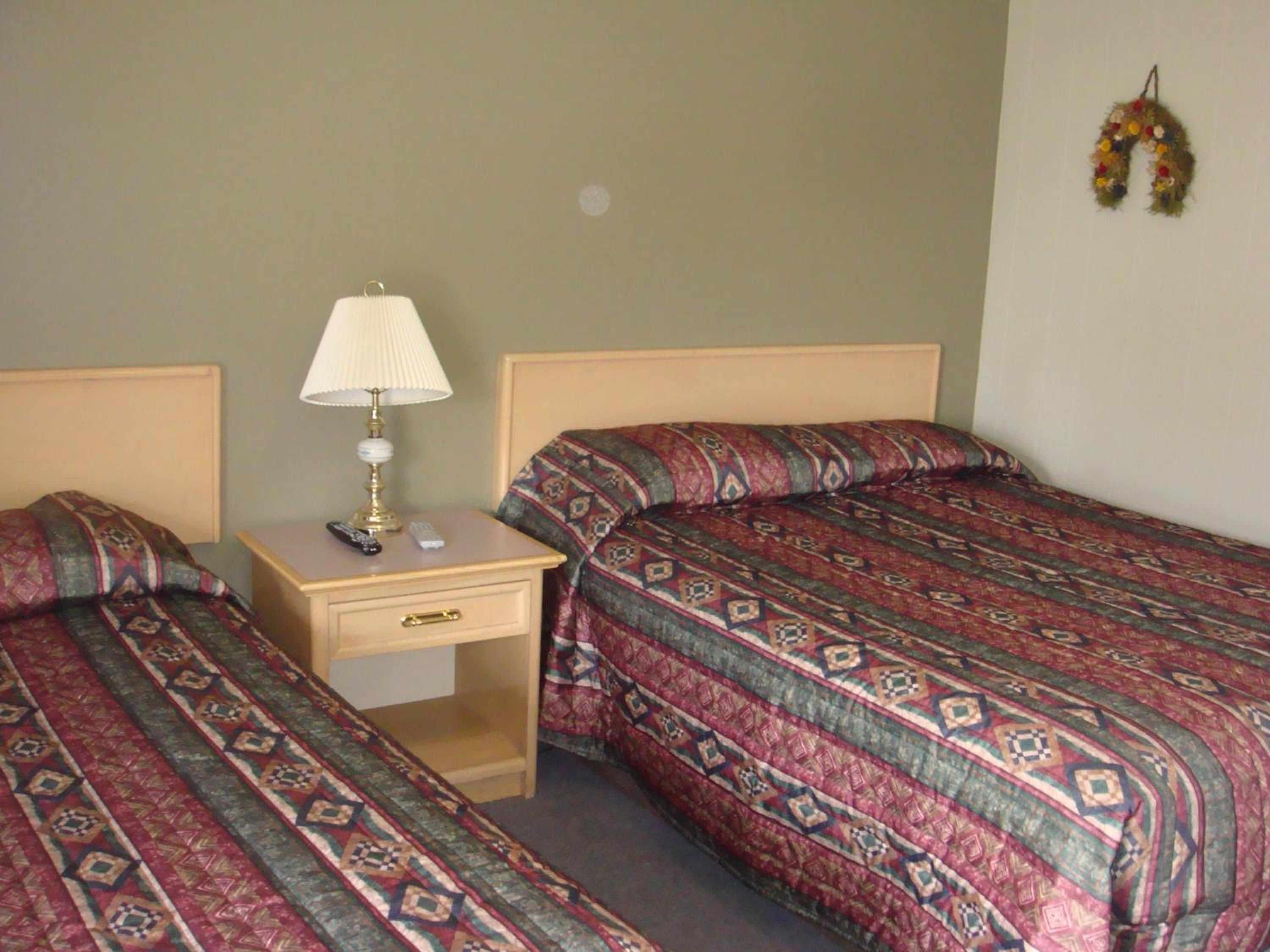 Queen Room with Two Queen Beds - Photo 2