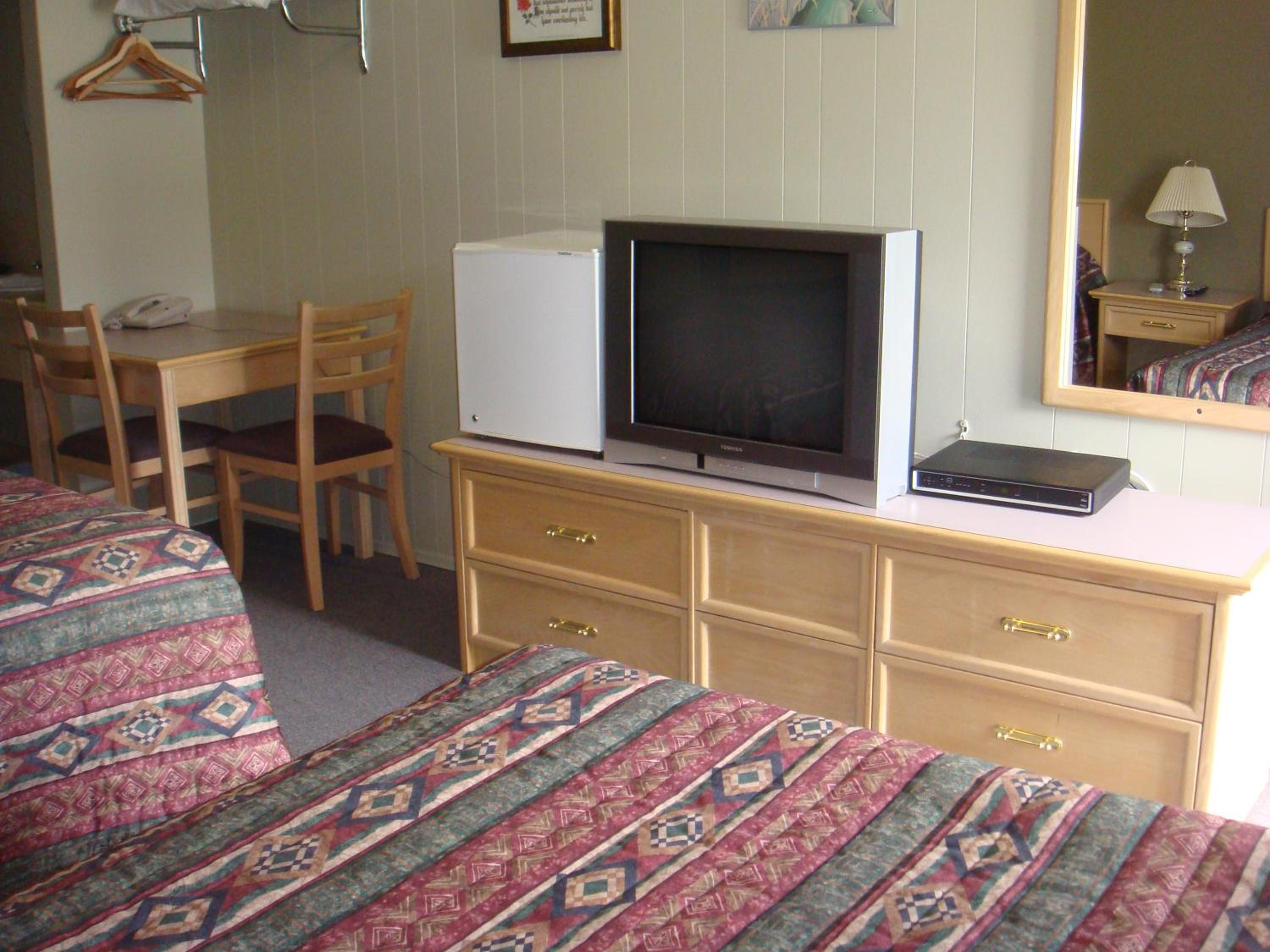 Queen Room with Two Queen Beds - Photo 3