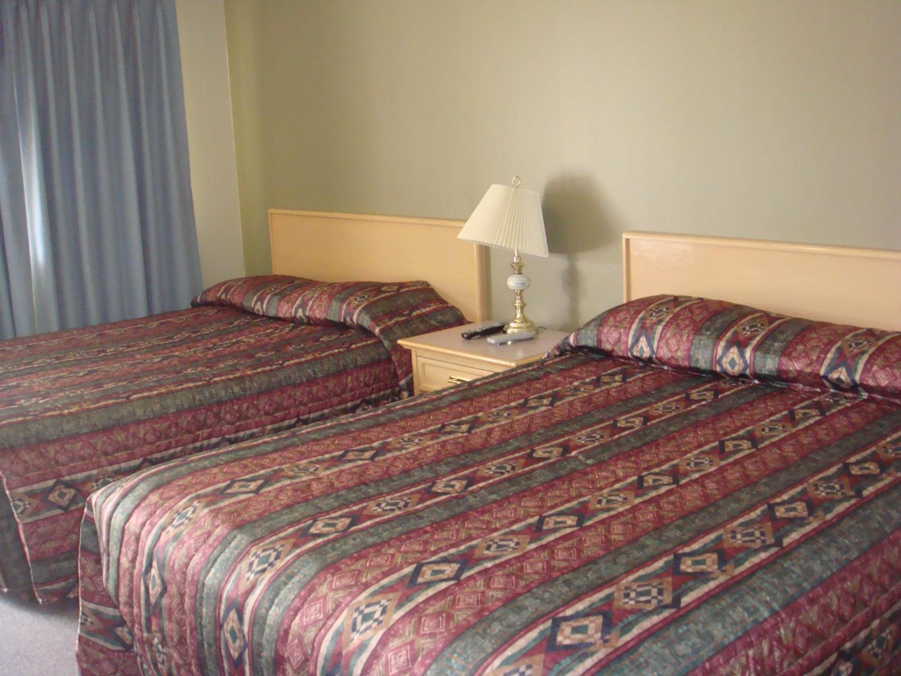Queen Room with Two Queen Beds - Photo 4