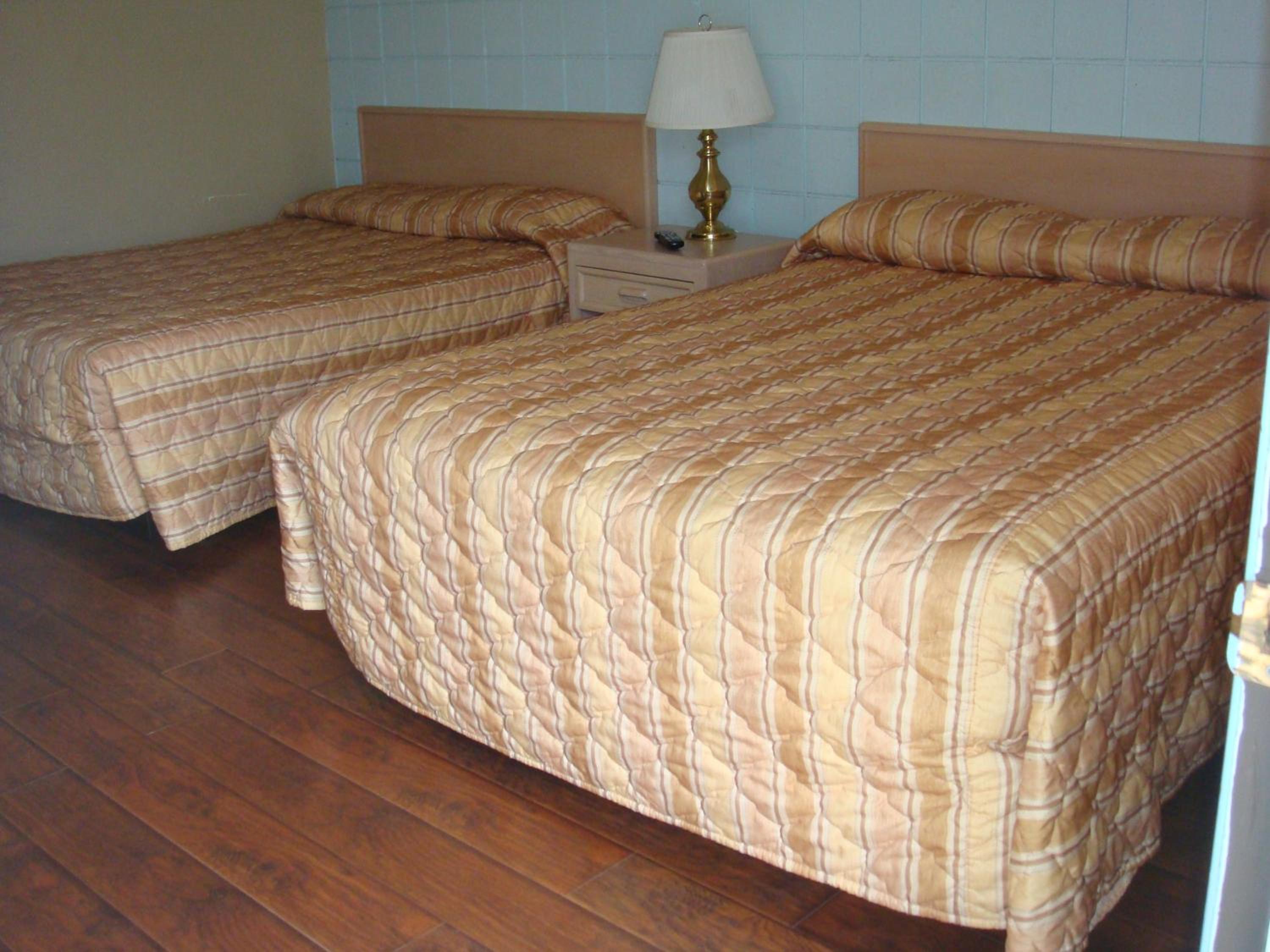 Queen Room with Two Queen Beds - Photo 5
