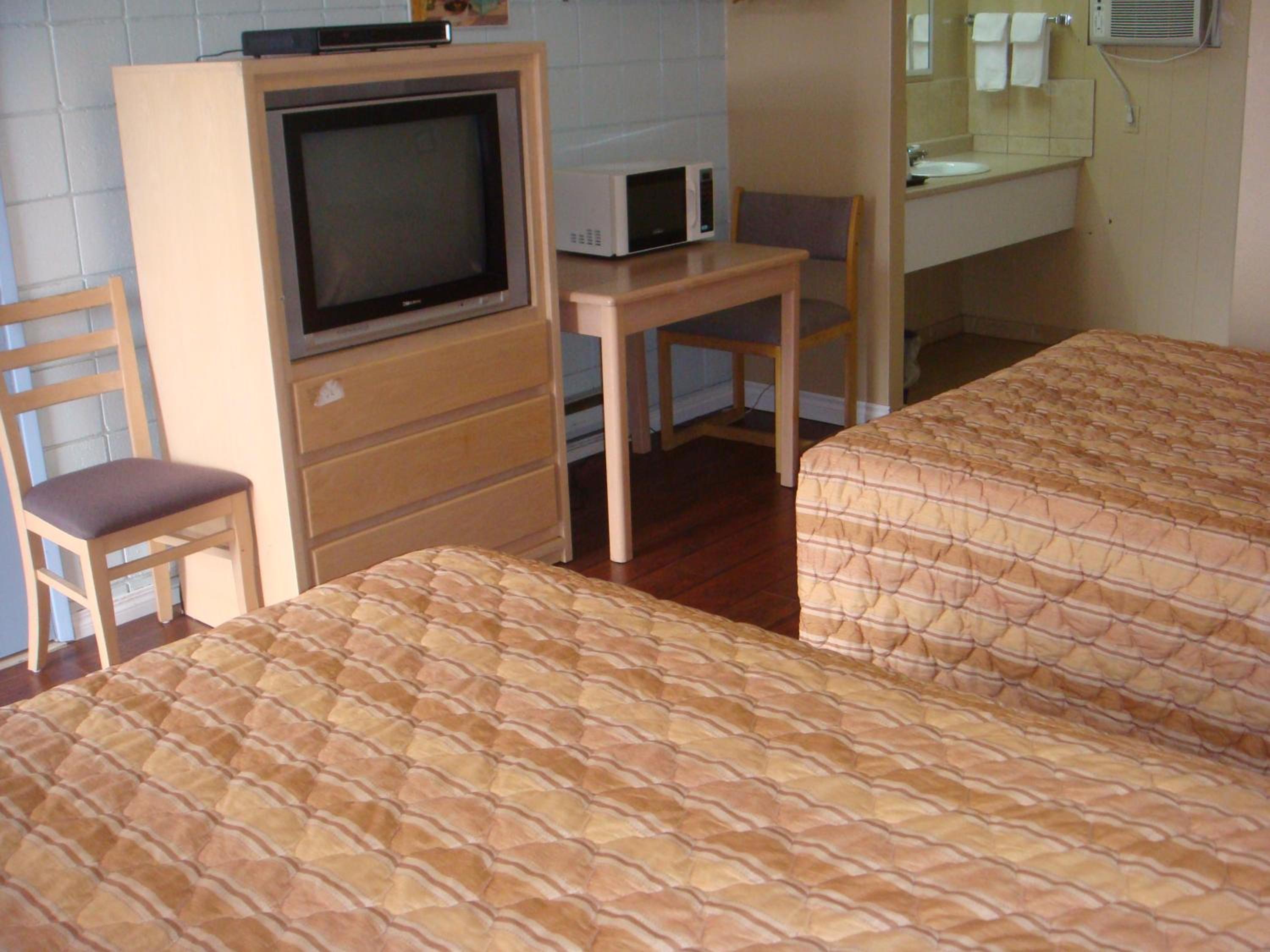 Queen Room with Two Queen Beds - Photo 6
