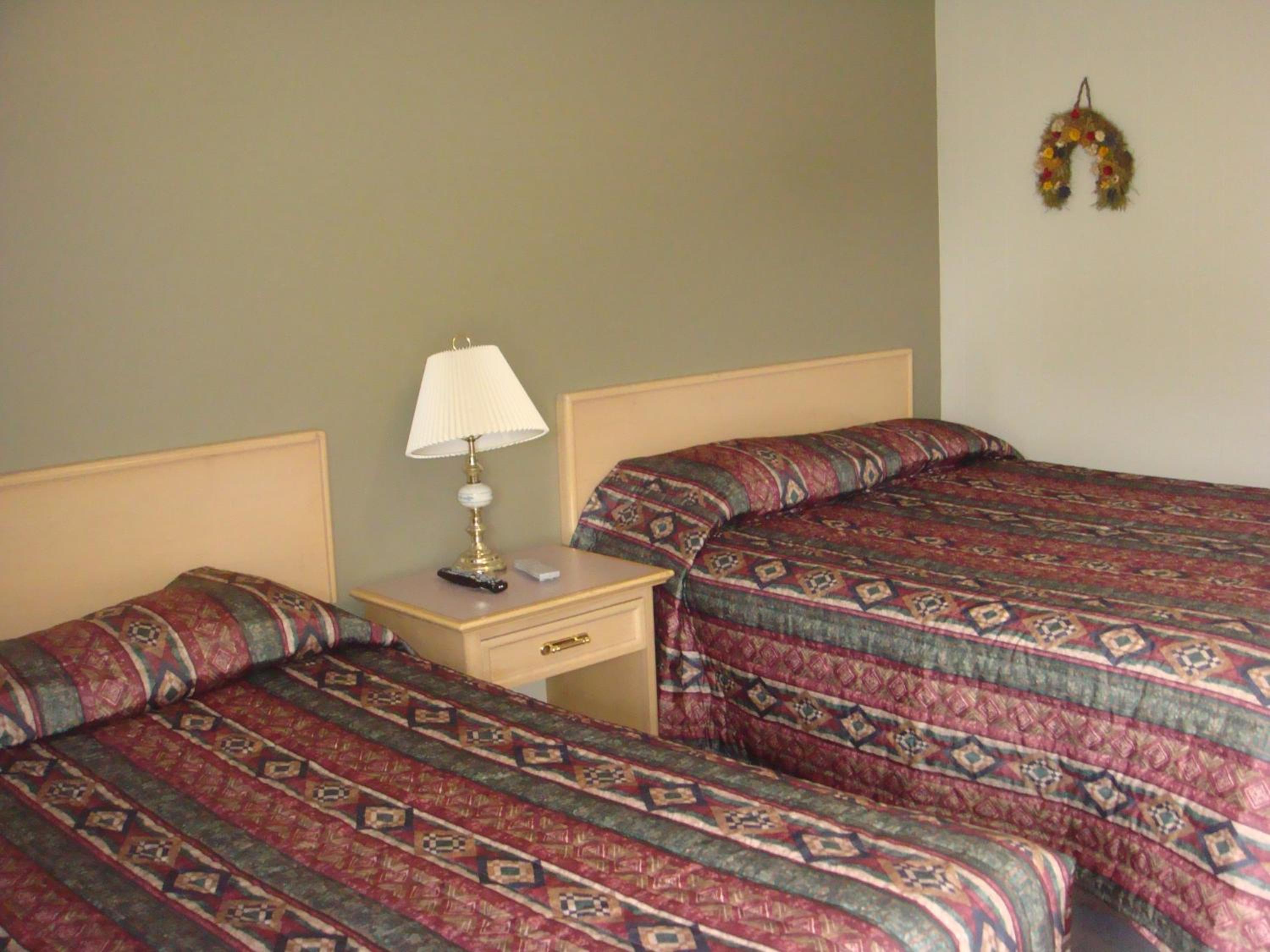 Queen Room with Two Queen Beds - Photo 7