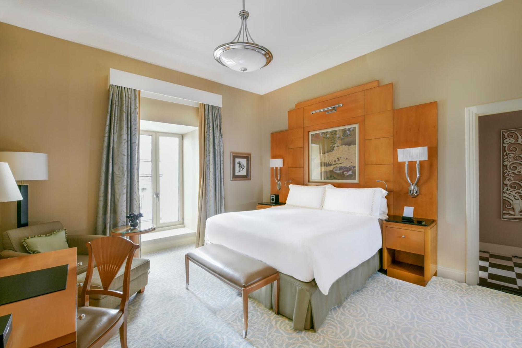Heritage Deluxe King Room thumbnail 6