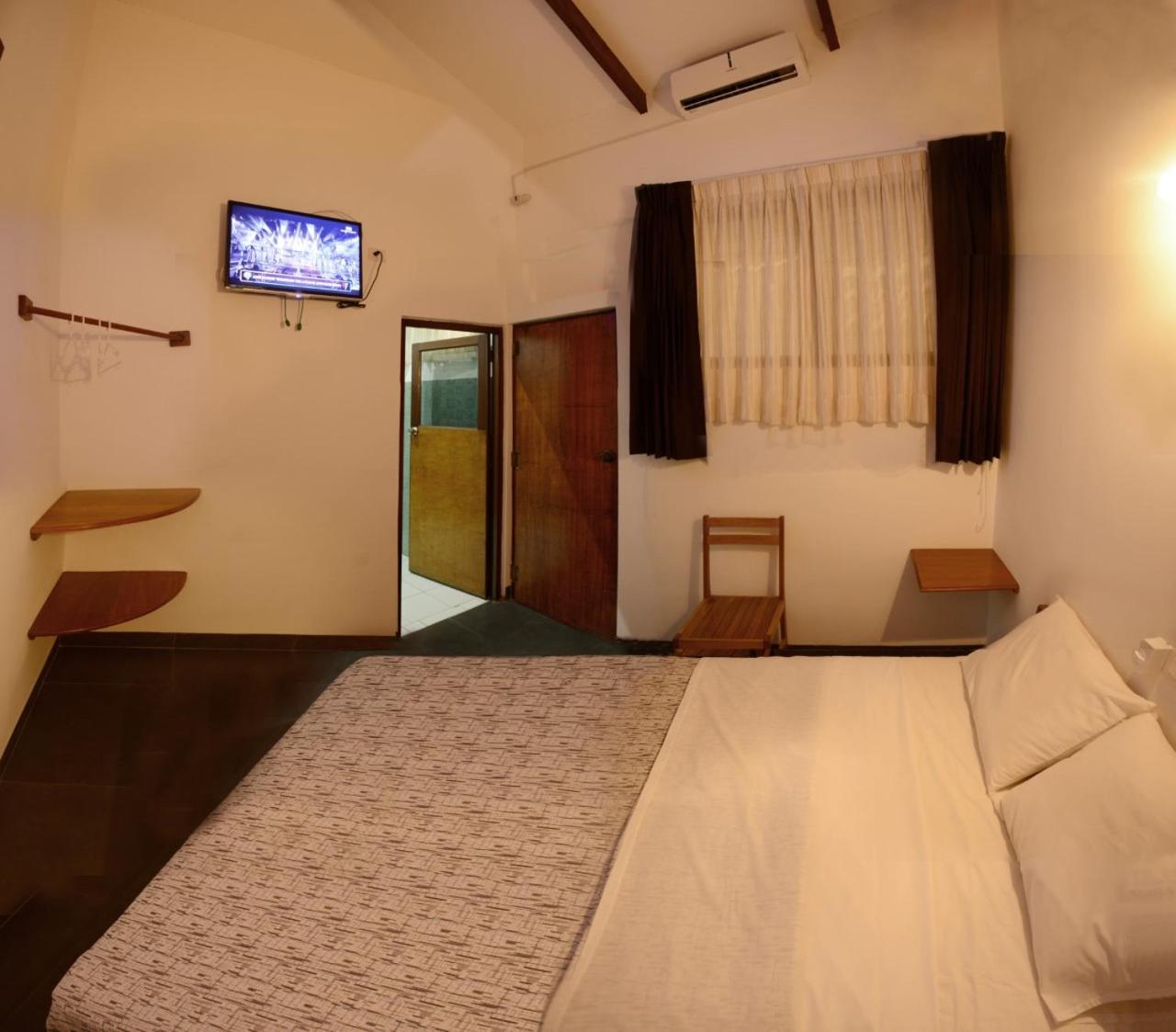 Twin Room with Bathroom photo 1