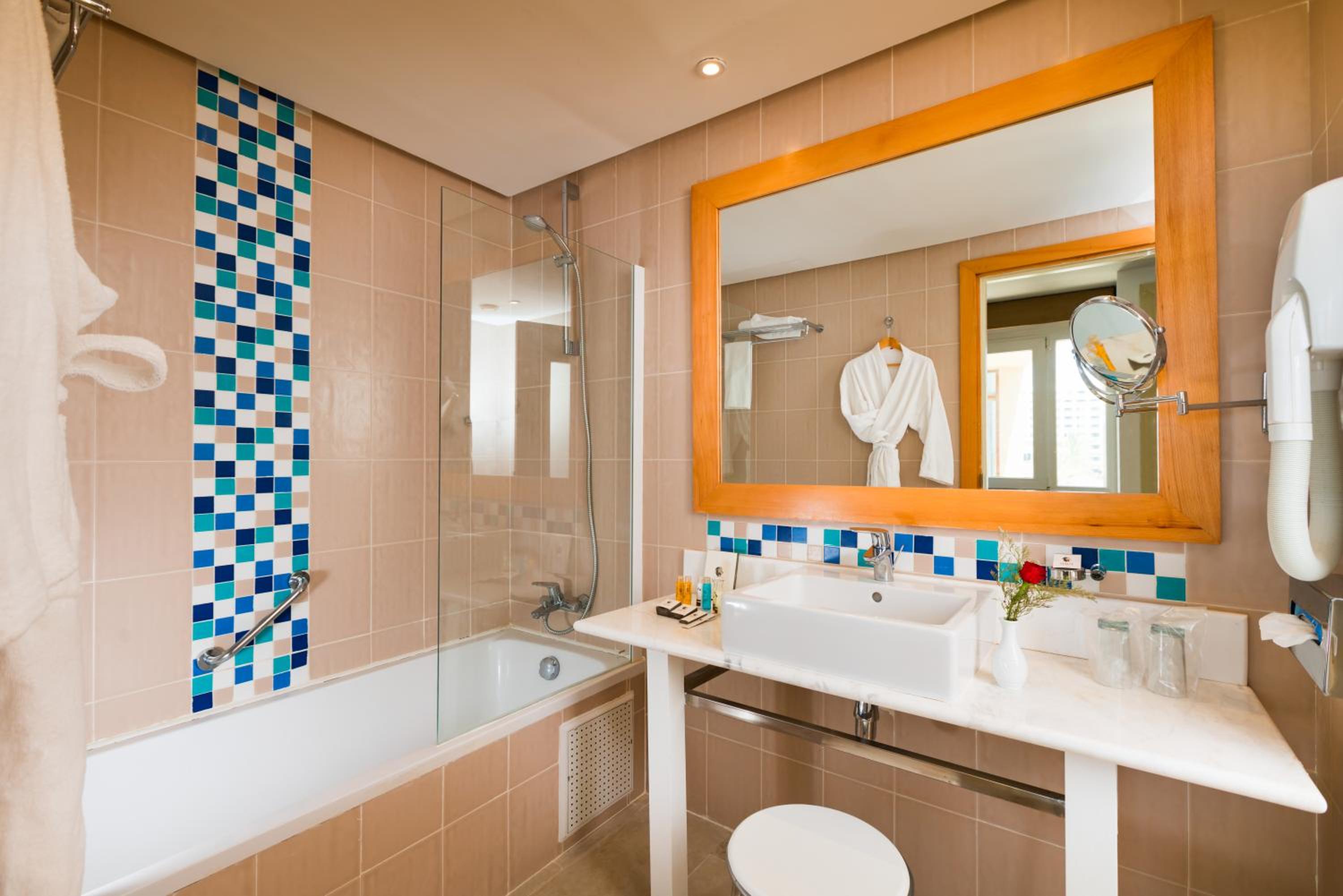 Single Room with Balcony and City View photo 2