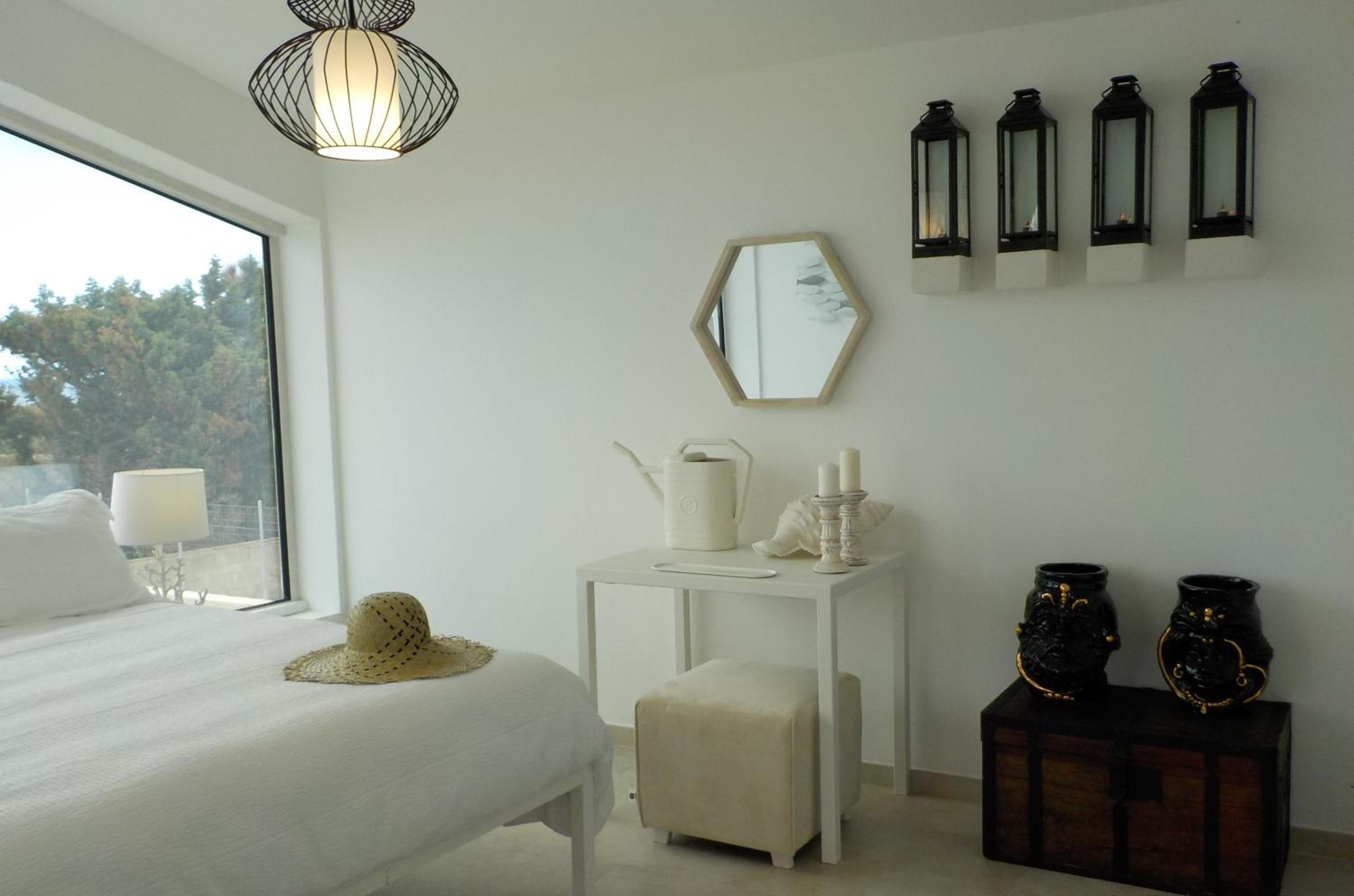 Queen Room with Sea View - Photo 3