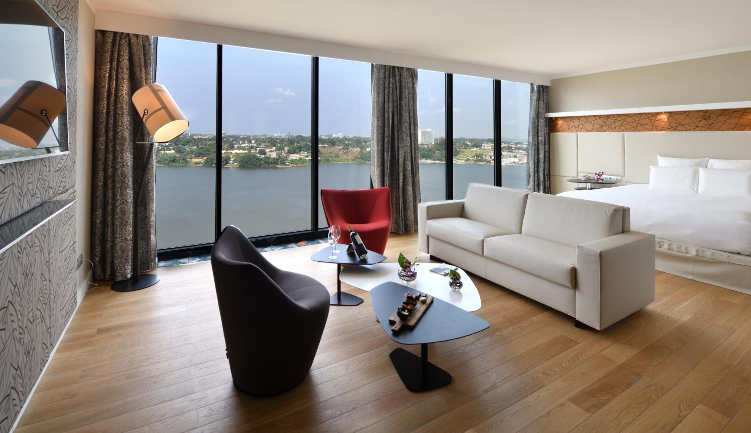 Premium Junior King Suite with Lagoon View - Photo 1